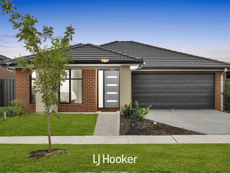 11 Carnelian Circuit, Clyde North, Clyde North