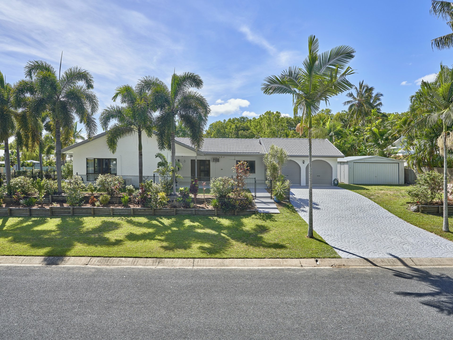 13 Saxon St, Clifton Beach