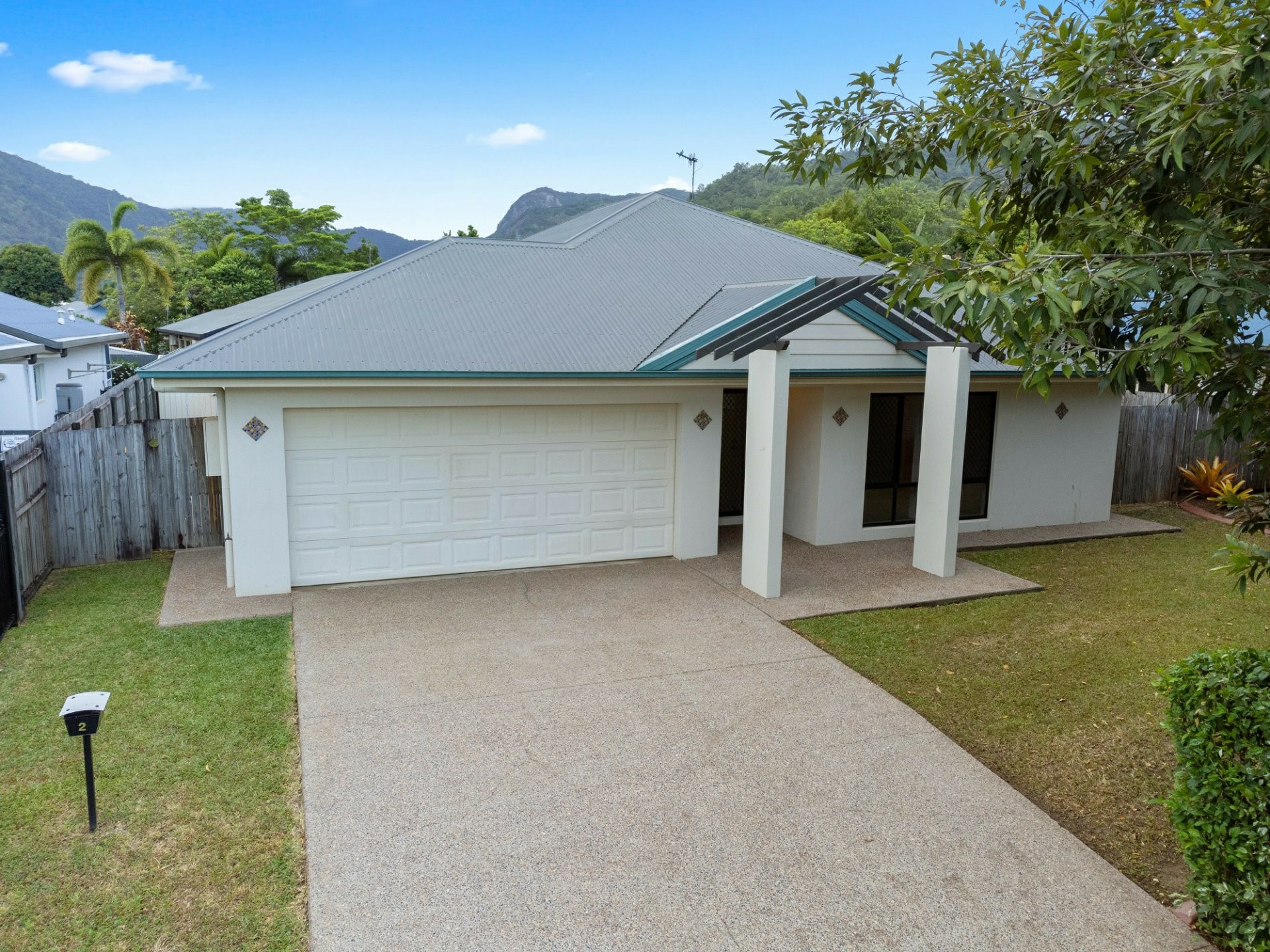 2 Aroona Street, Caravonica
