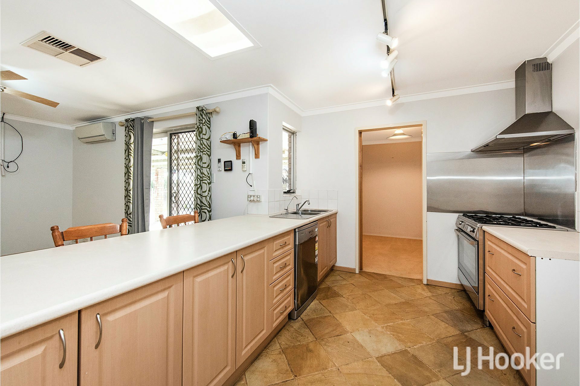 15 Rushbrook Way, THORNLIE