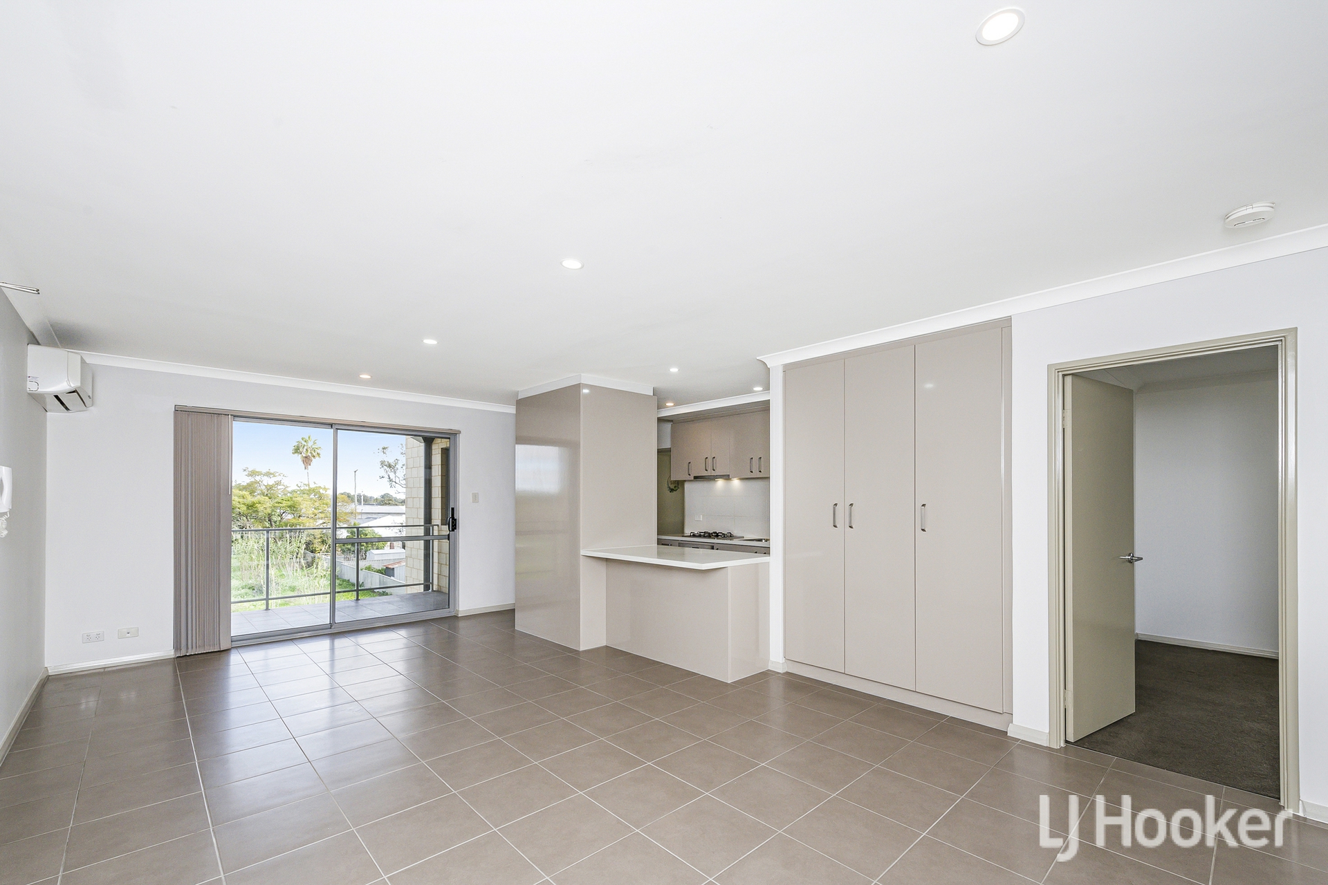 215/9 Central Terrace — photo 2 of 21