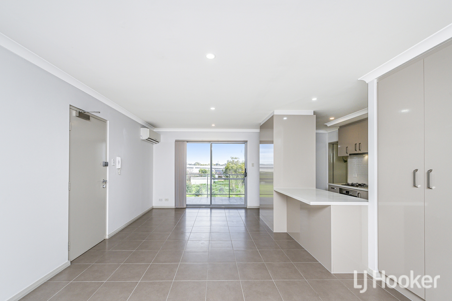 215/9 Central Terrace — photo 3 of 21
