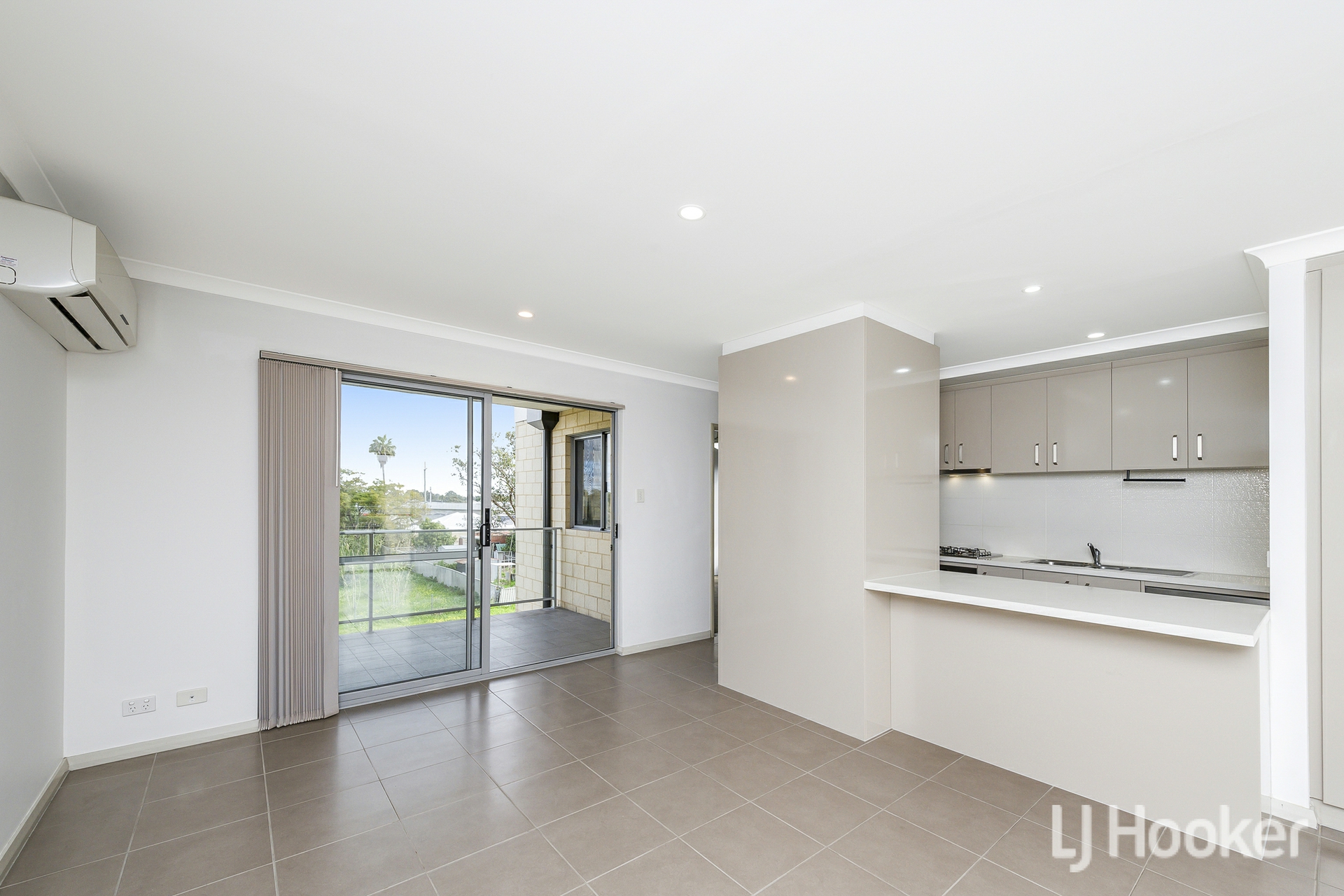 215/9 Central Terrace — photo 4 of 21