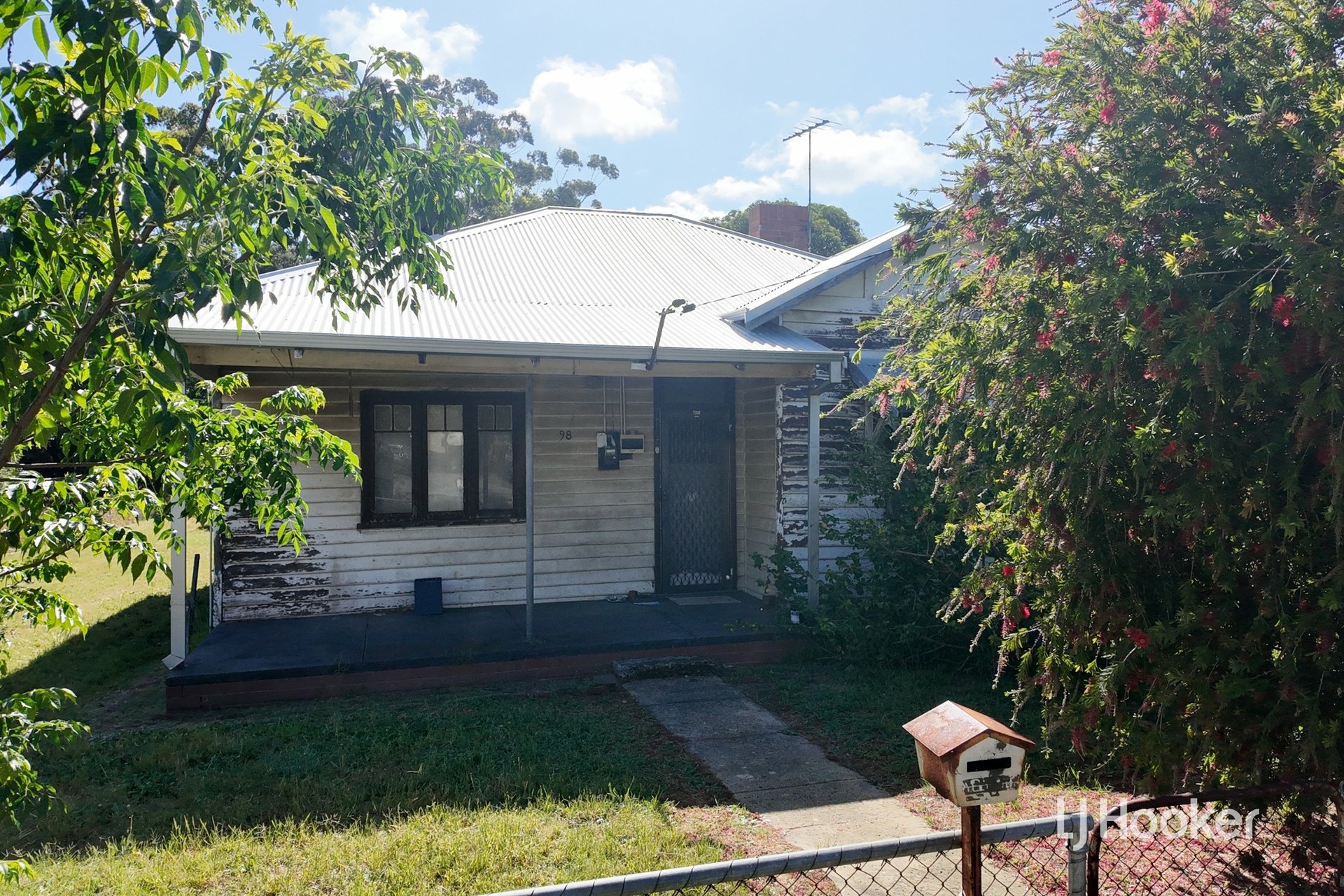 98 Astley Street — photo 2 of 11