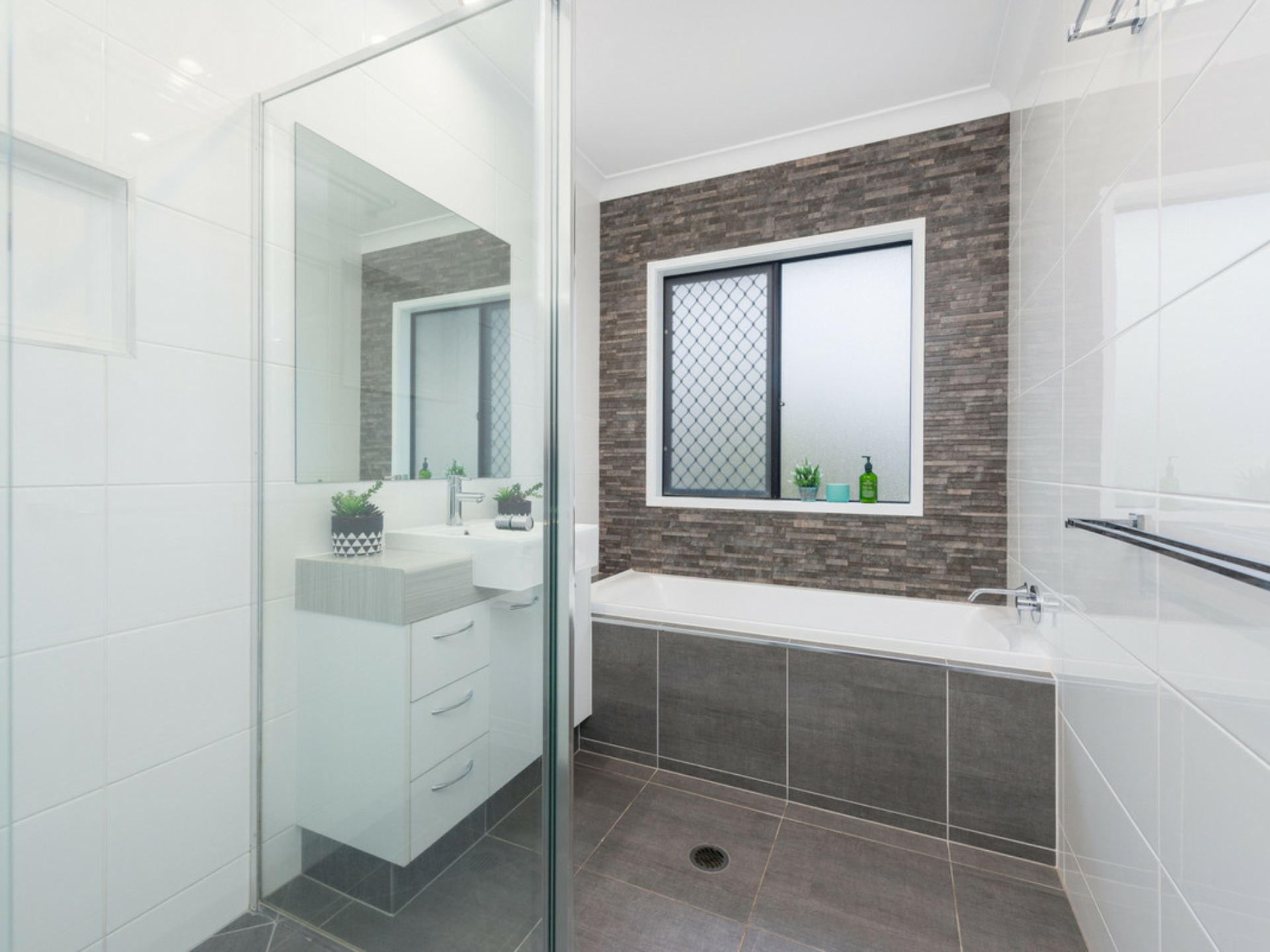 28 Meander Court, ORMEAU HILLS