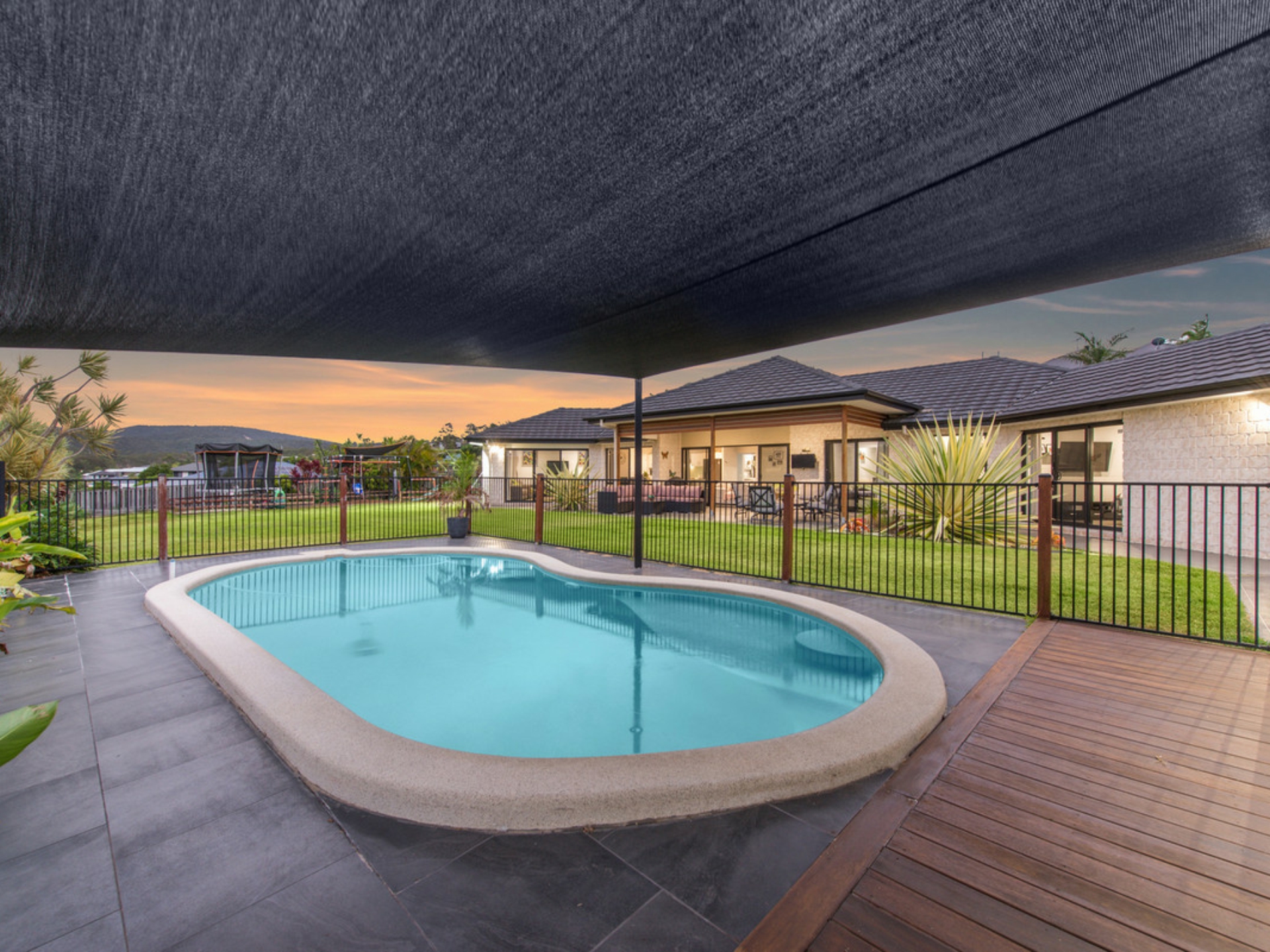 28 Meander Court, ORMEAU HILLS