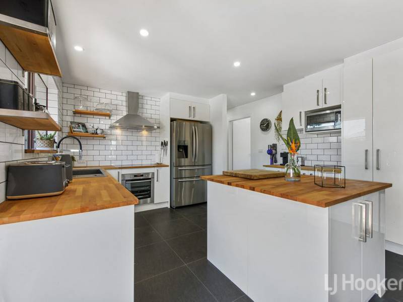 9 Barnong Close Kurunjang VIC