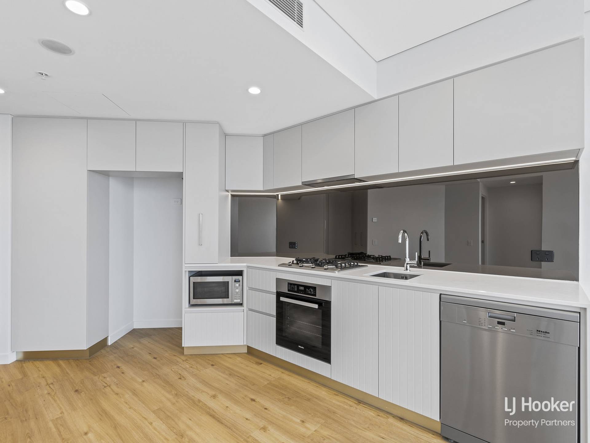 2303/8 Adelaide Street — photo 7 of 26