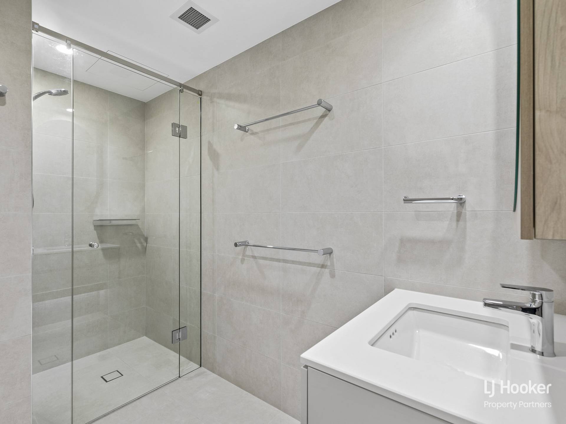 2303/8 Adelaide Street — photo 10 of 26