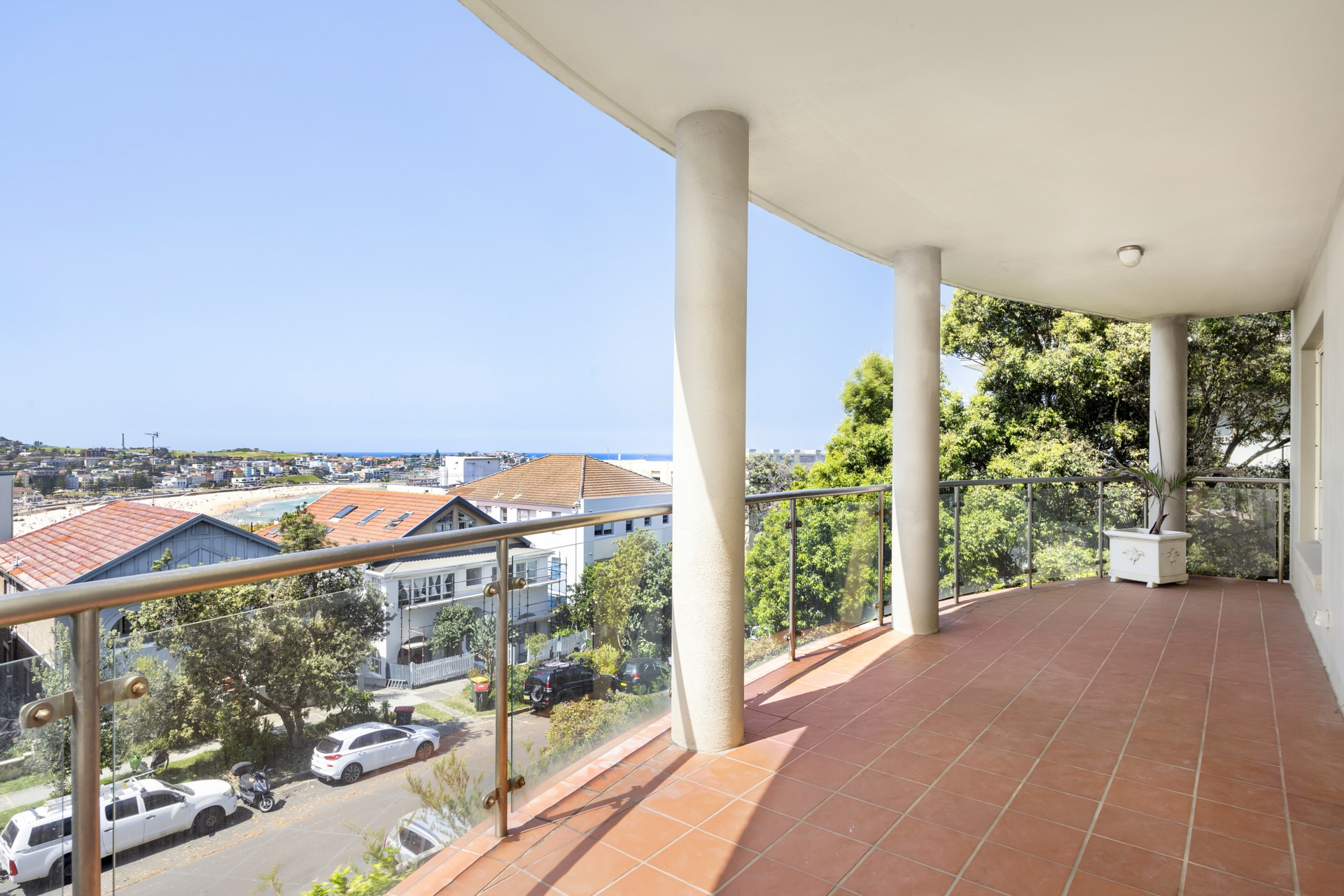 2/6A Francis Street — photo from LJ Hooker Bondi Beach