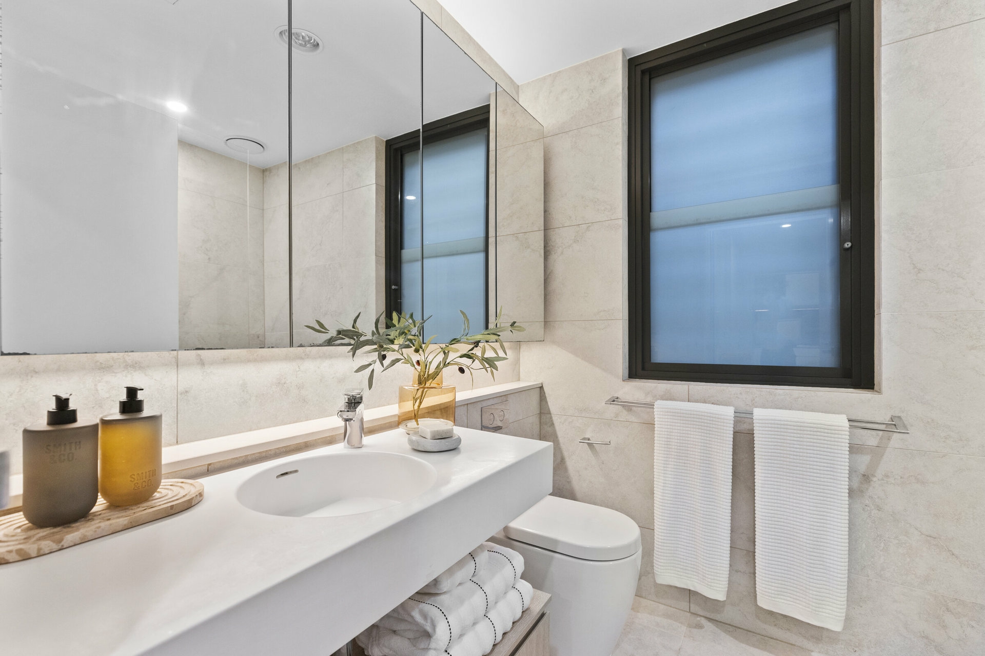 402/156D Terrigal Drive — photo 11 of 22