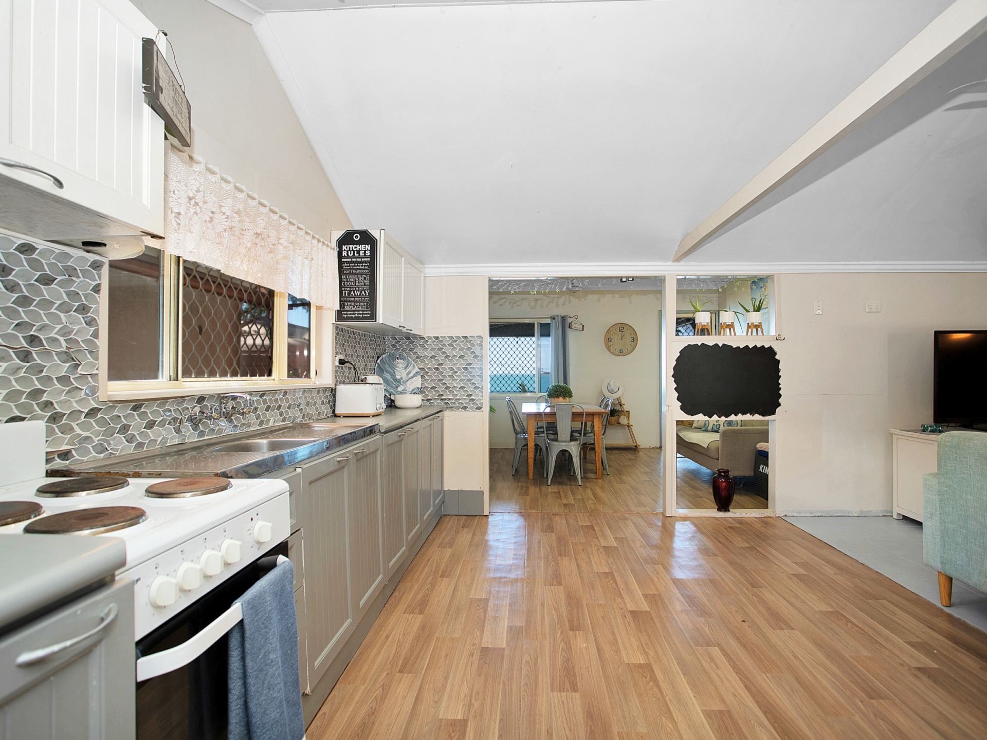 21 Colonial Drive, CLAIRVIEW