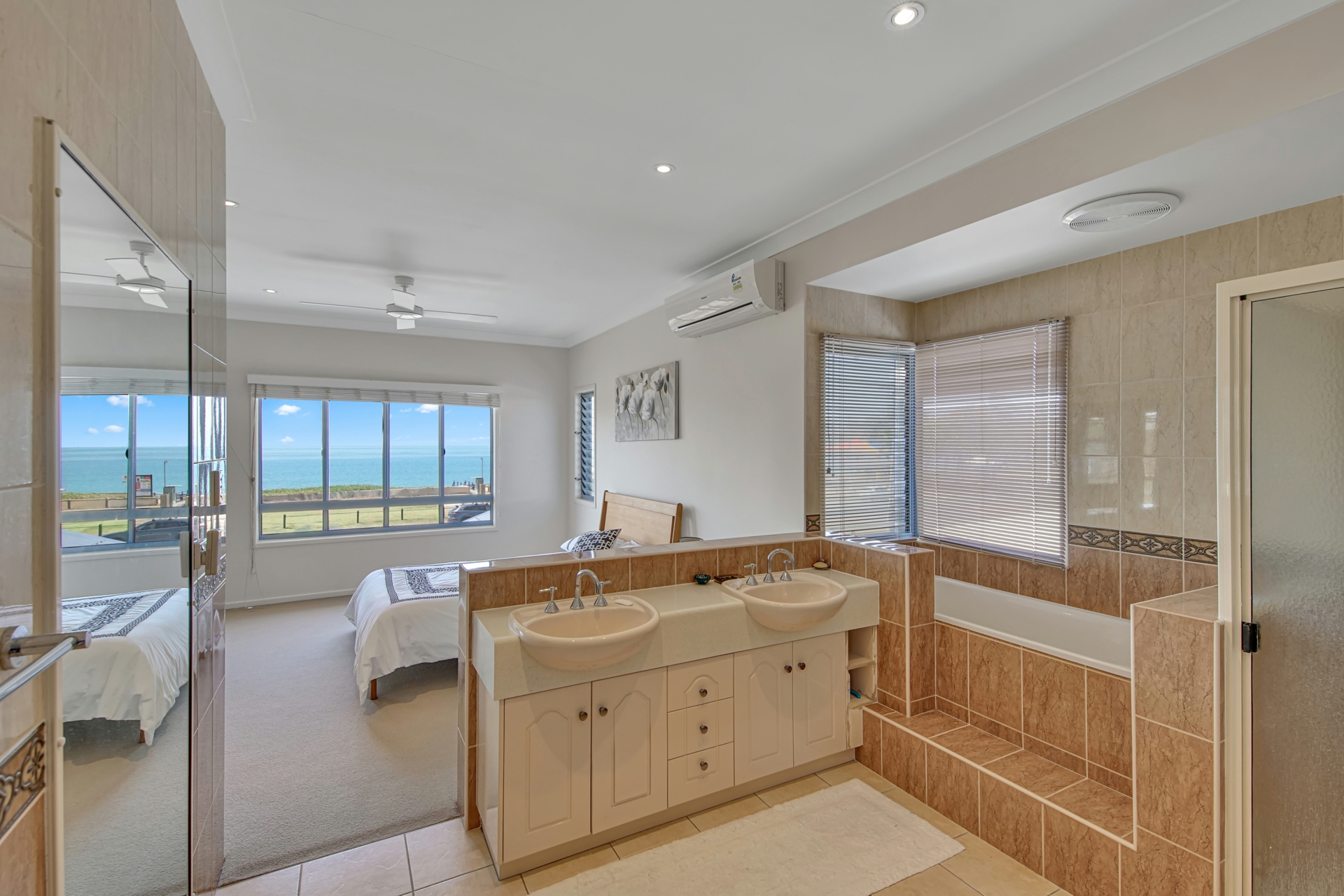 46 Pacific Esplanade, SLADE POINT