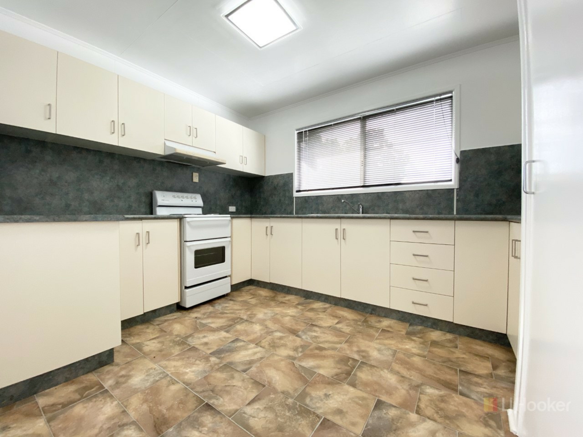 6 Barraclough Crescent — photo 2 of 24