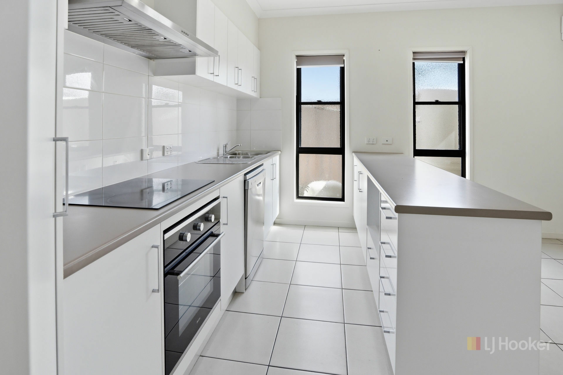2/10 Barcoo Drive — photo 2 of 15