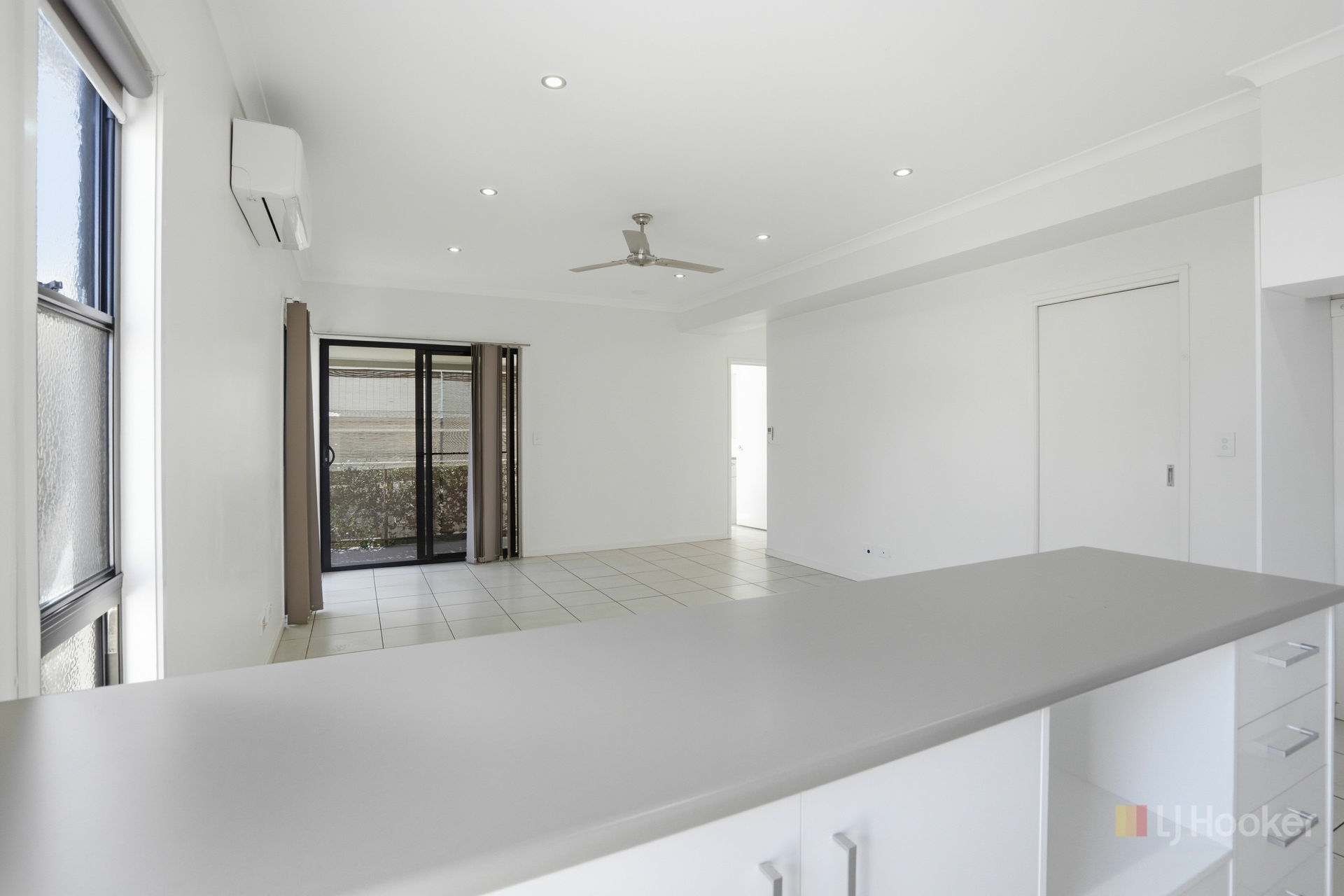 2/10 Barcoo Drive — photo 3 of 15