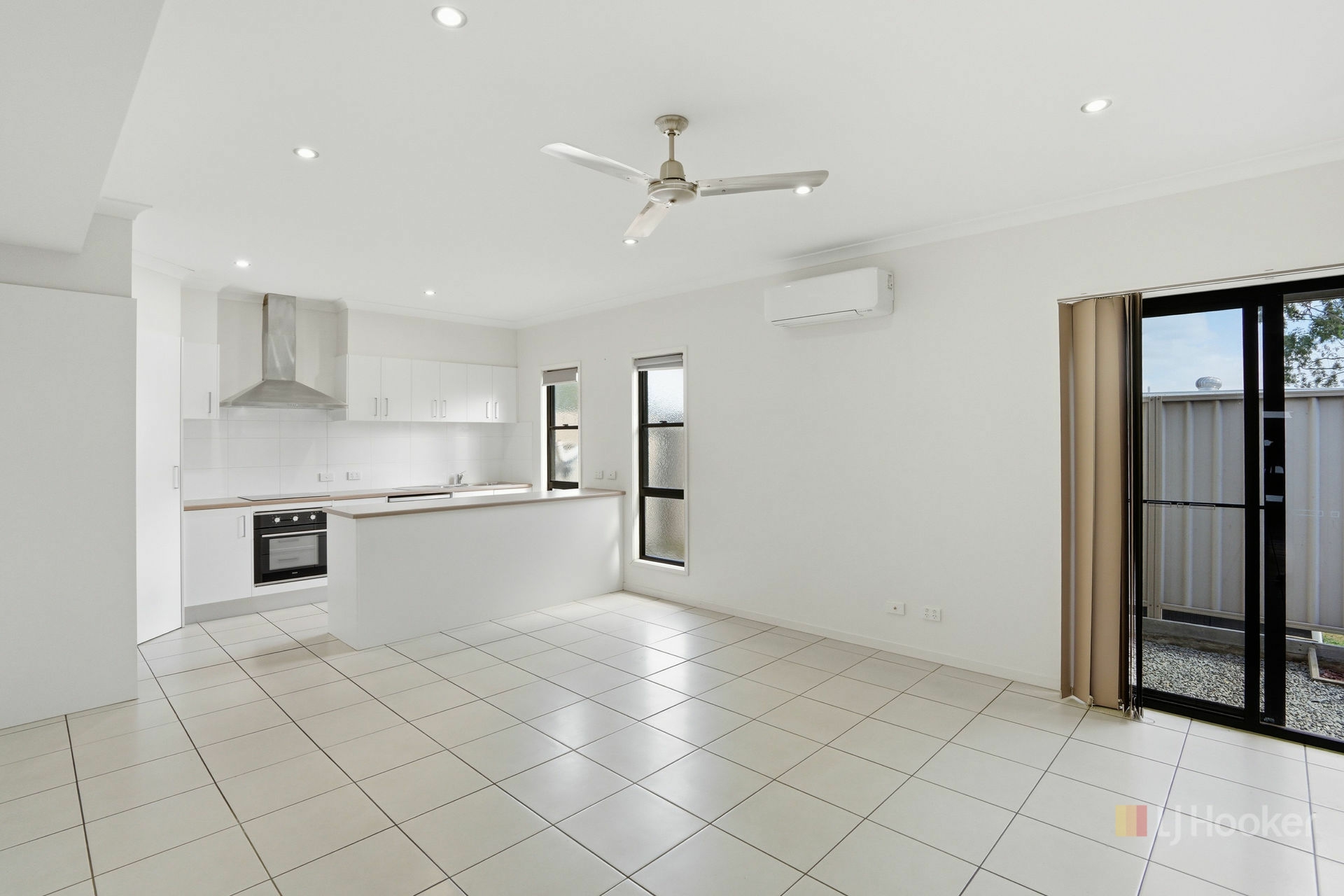 2/10 Barcoo Drive — photo 4 of 15