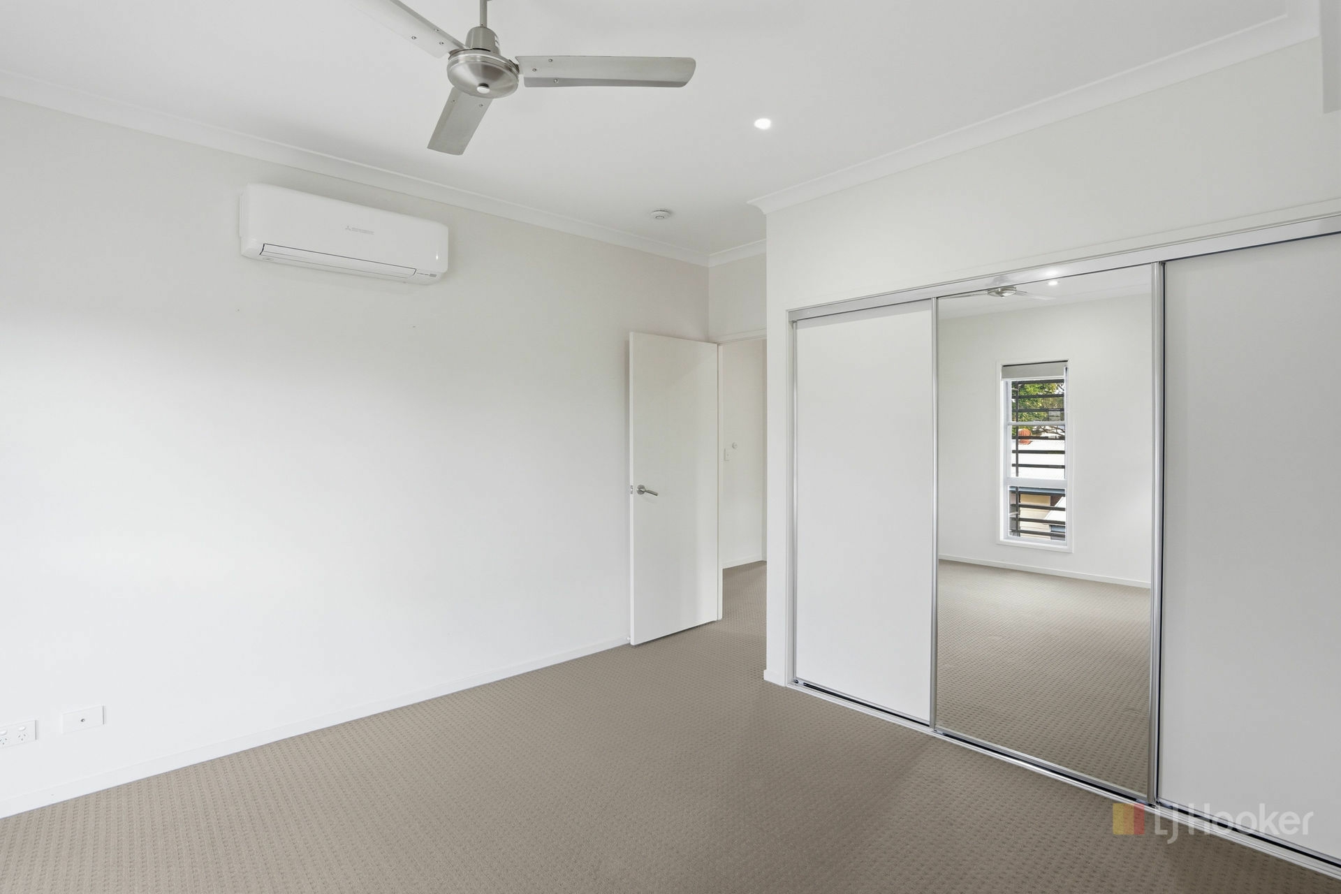 2/10 Barcoo Drive — photo 5 of 15