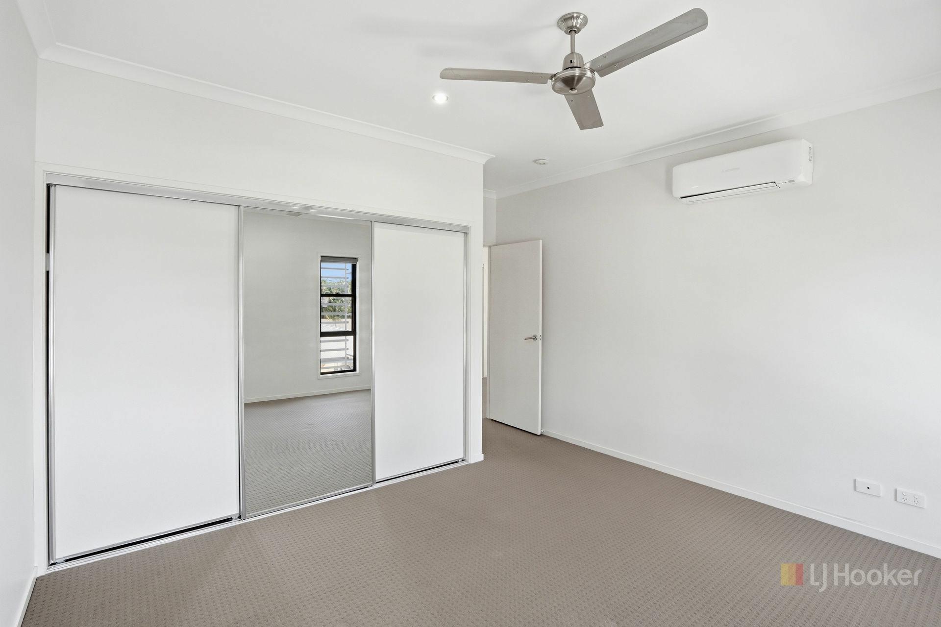 2/10 Barcoo Drive — photo 7 of 15