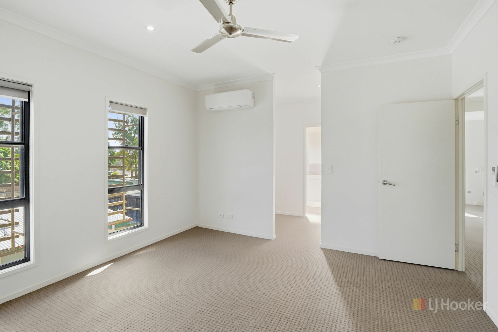 2/10 Barcoo Drive — photo 8 of 15