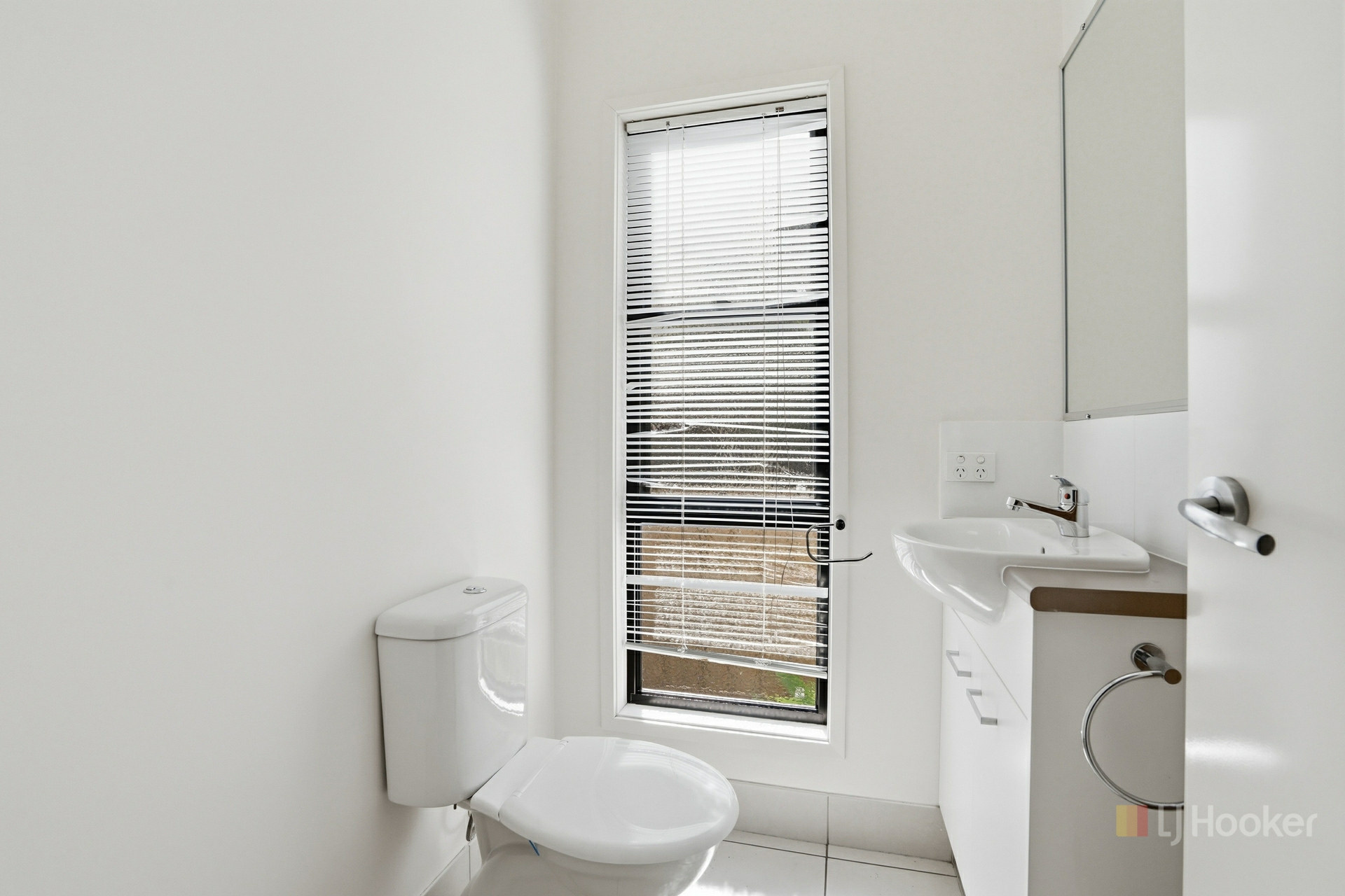 2/10 Barcoo Drive — photo 9 of 15