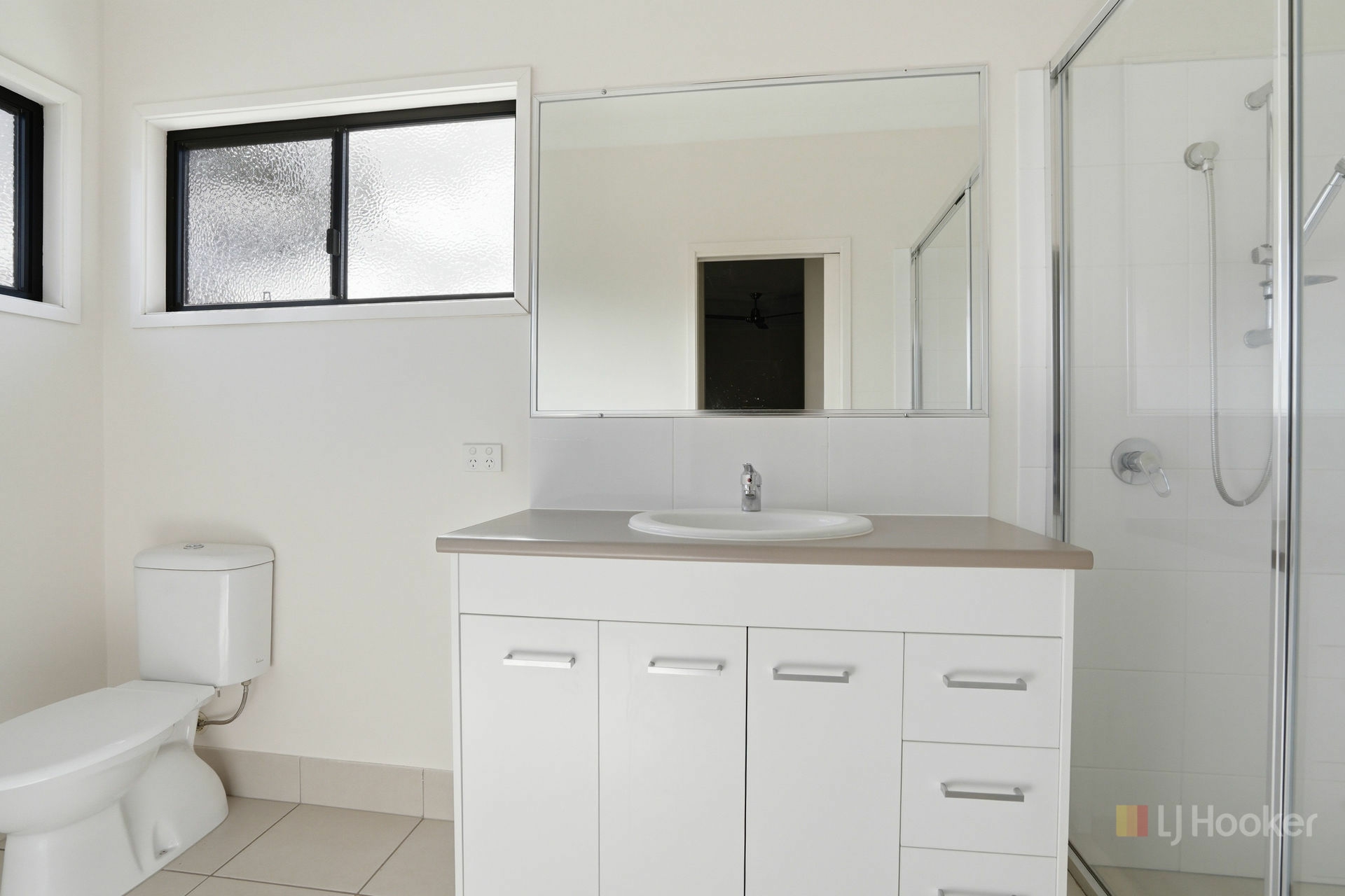 2/10 Barcoo Drive — photo 10 of 15