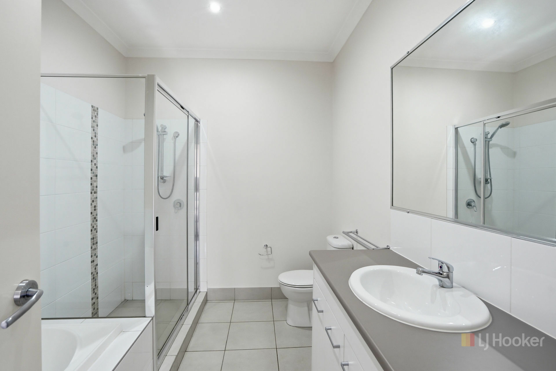 2/10 Barcoo Drive — photo 11 of 15