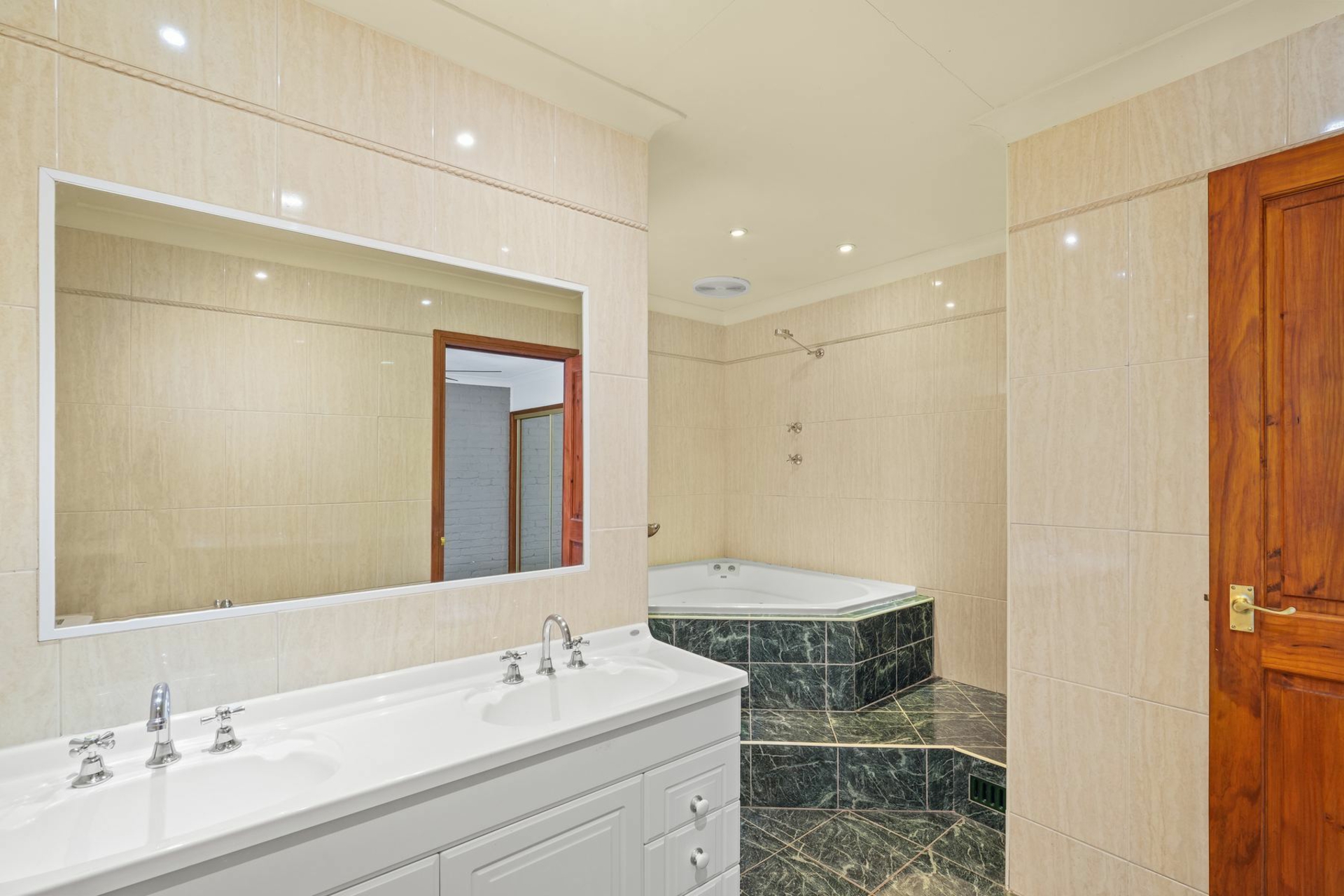 2 Dashwood Close — photo 12 of 15