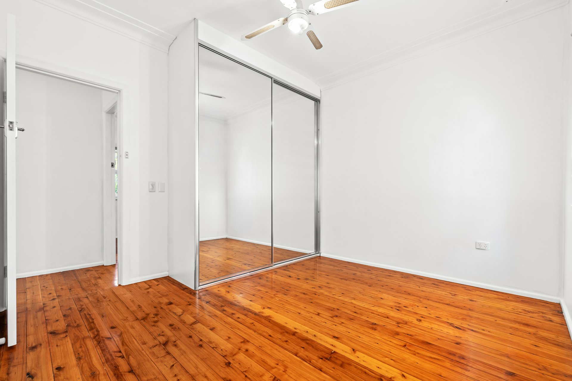 221 Brisbane Water Drive — photo 4 of 9