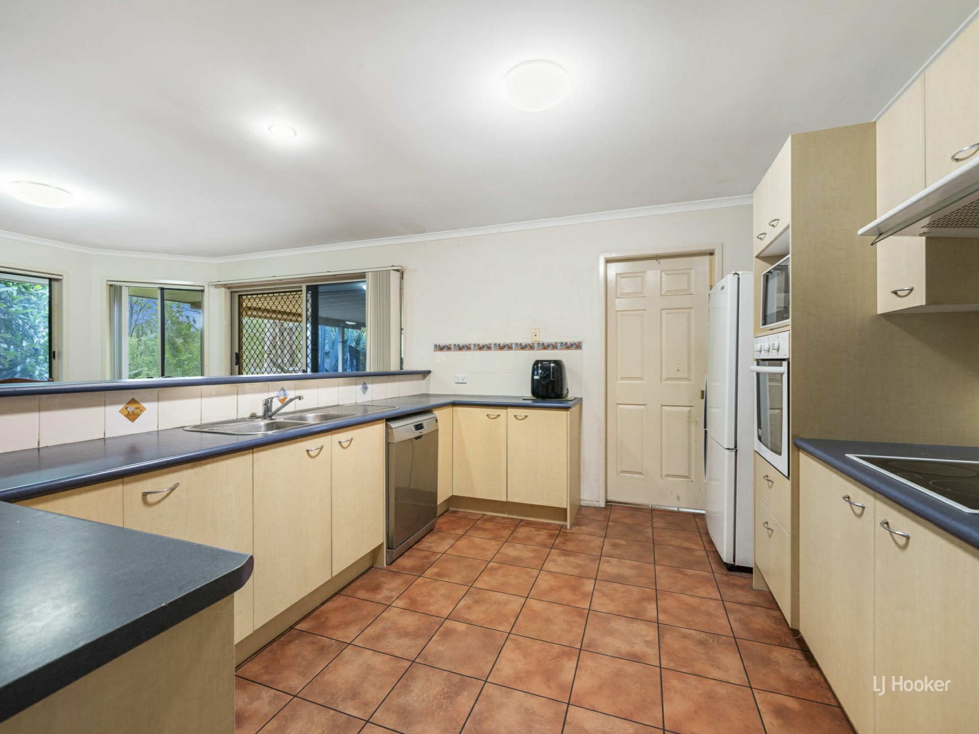 17 Windsor Drive, MOUNT HALLEN