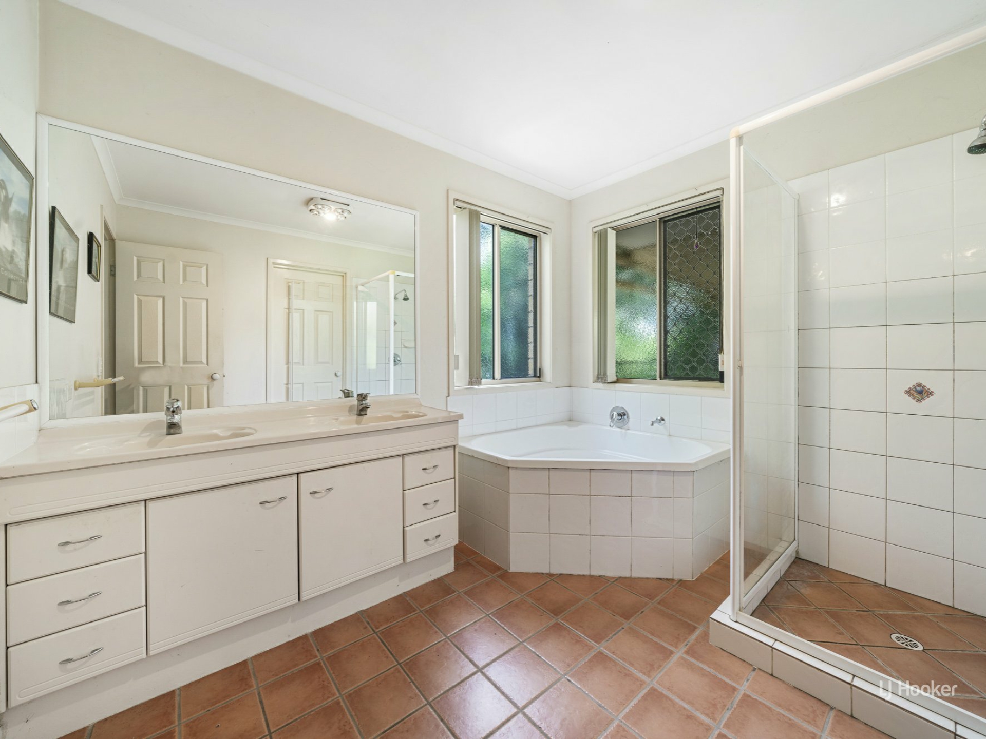 17 Windsor Drive, MOUNT HALLEN