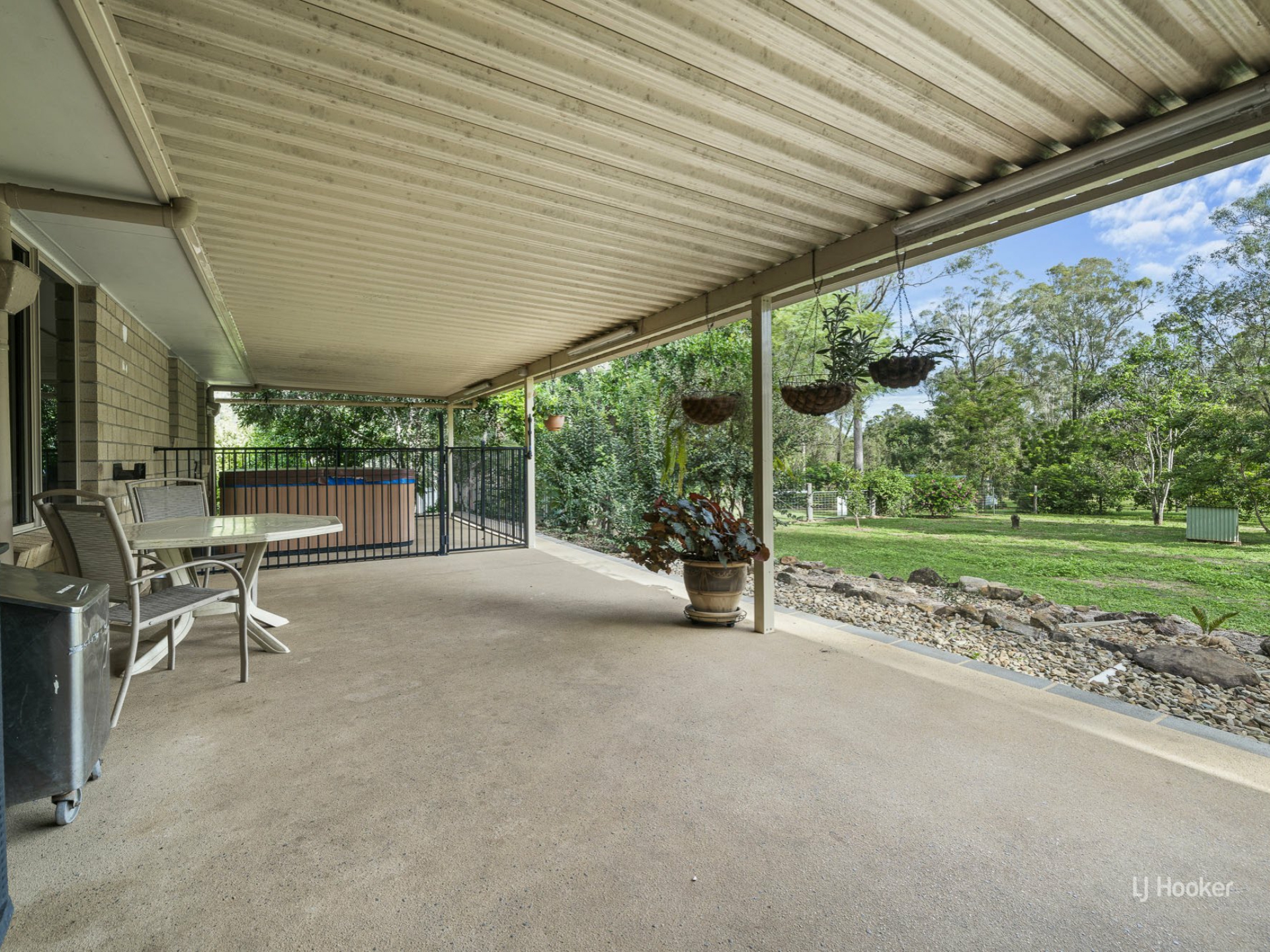 17 Windsor Drive, MOUNT HALLEN