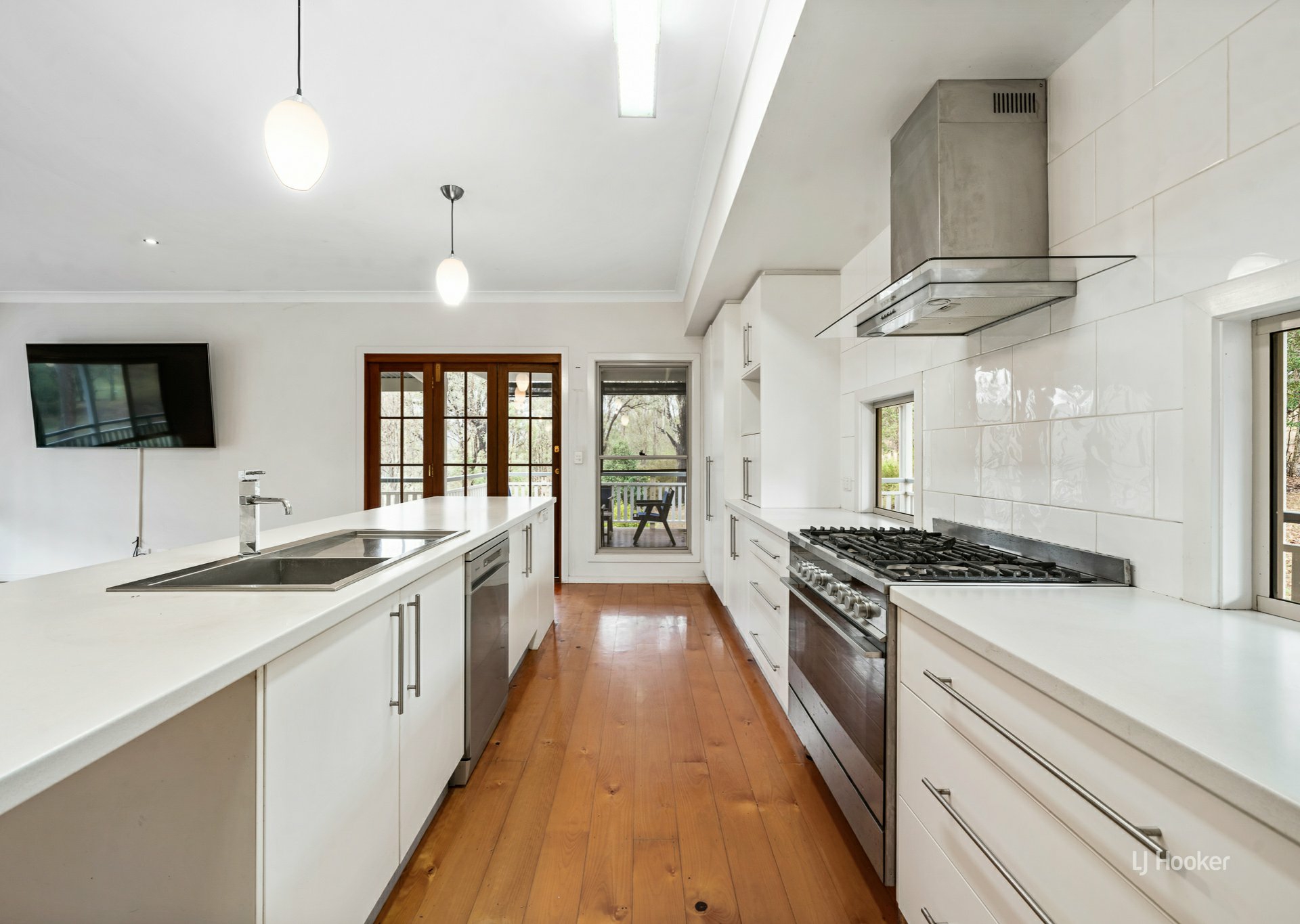 2112 Esk Crows Nest Road — photo 3 of 14
