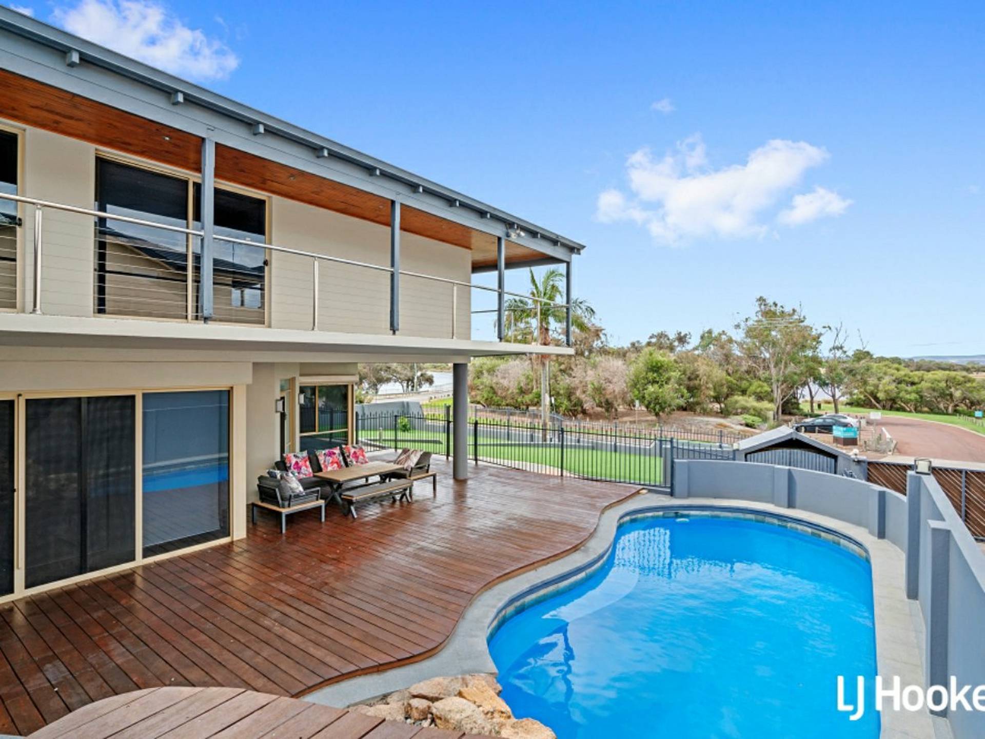 447 Riverton Drive East, RIVERTON