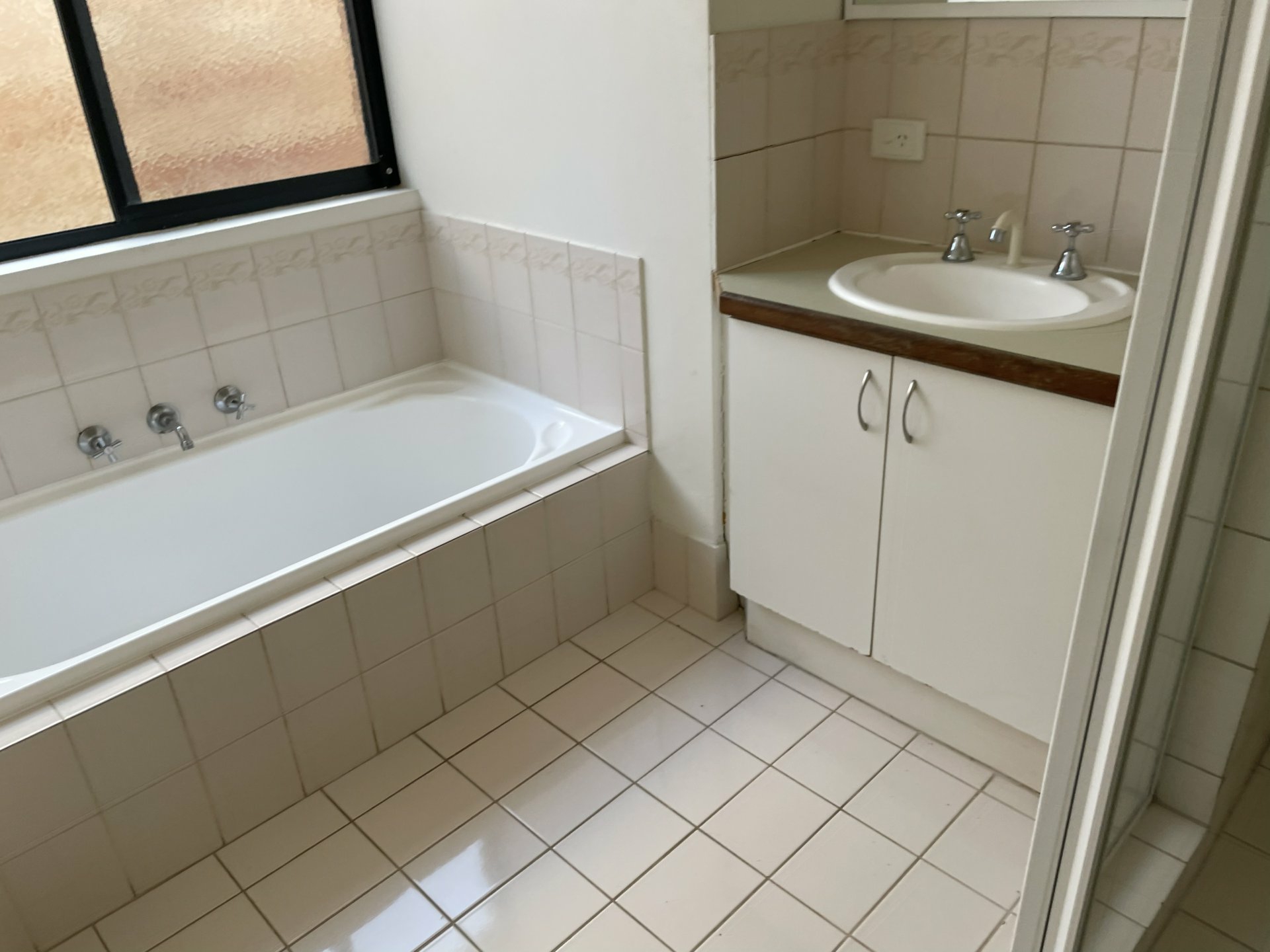 11/18-20 The Crescent, REDCLIFFE