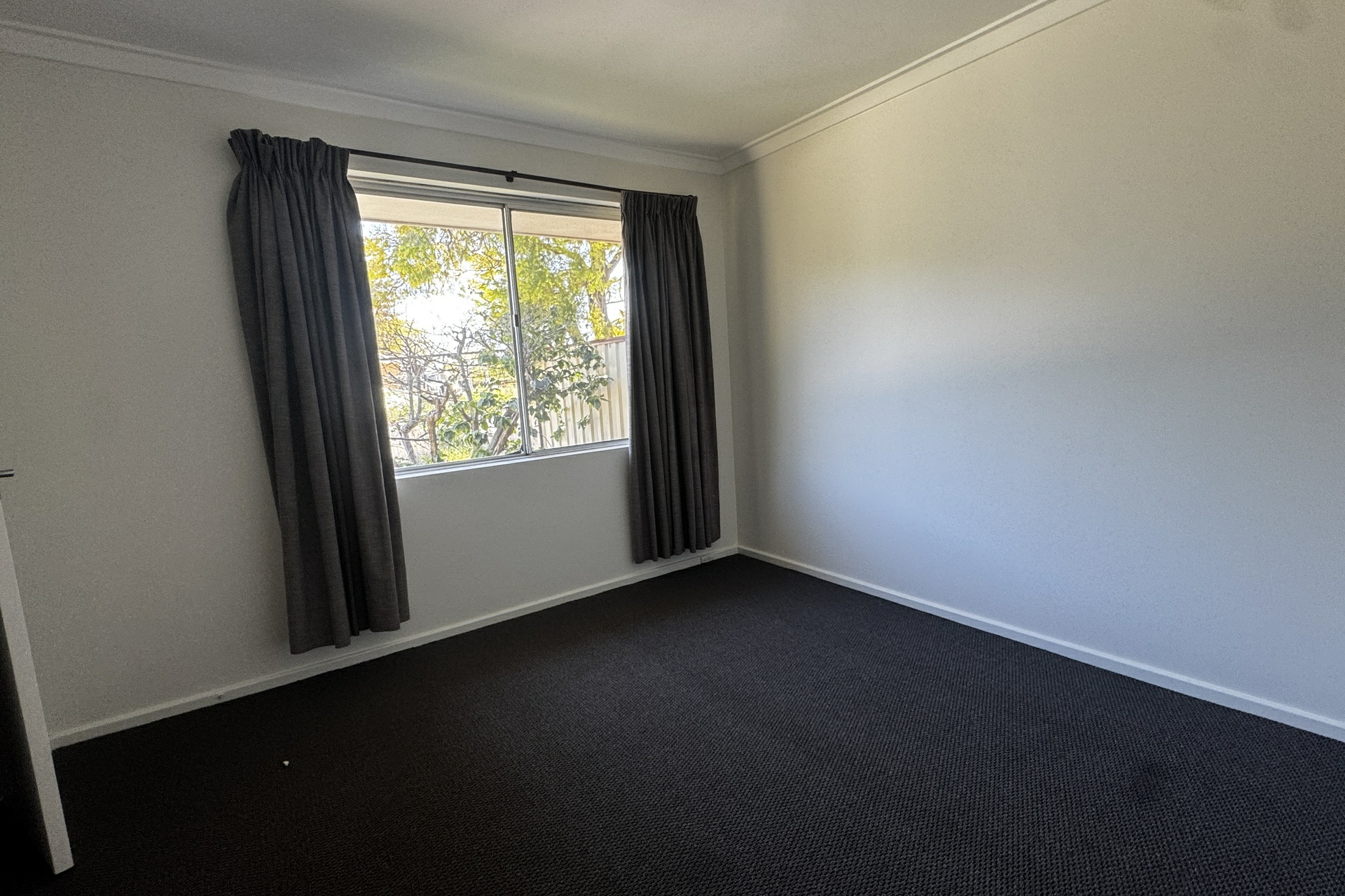 244 Knutsford Av — photo 6 of 11