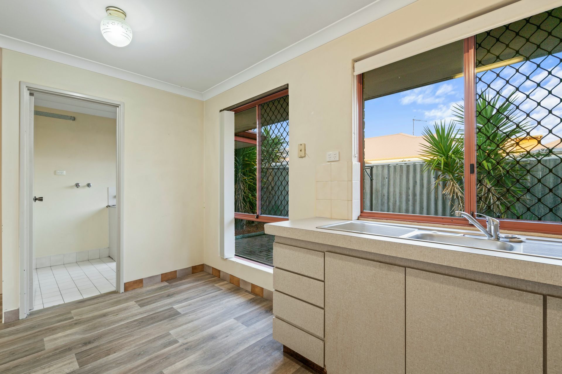 Unit 2/402 Hector St — photo 11 of 14