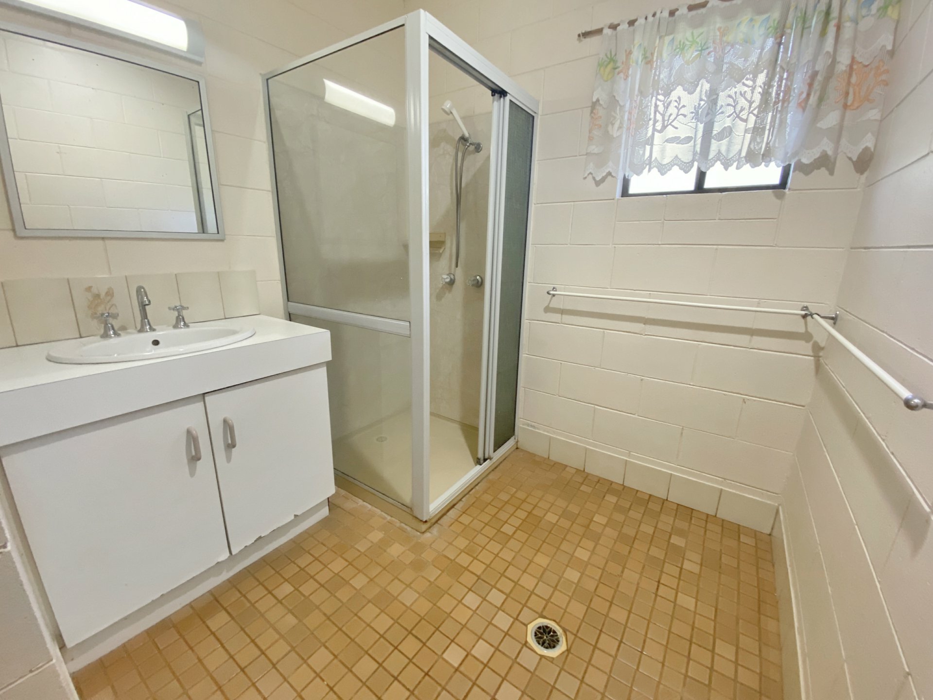 1 Crown Close, MALANDA