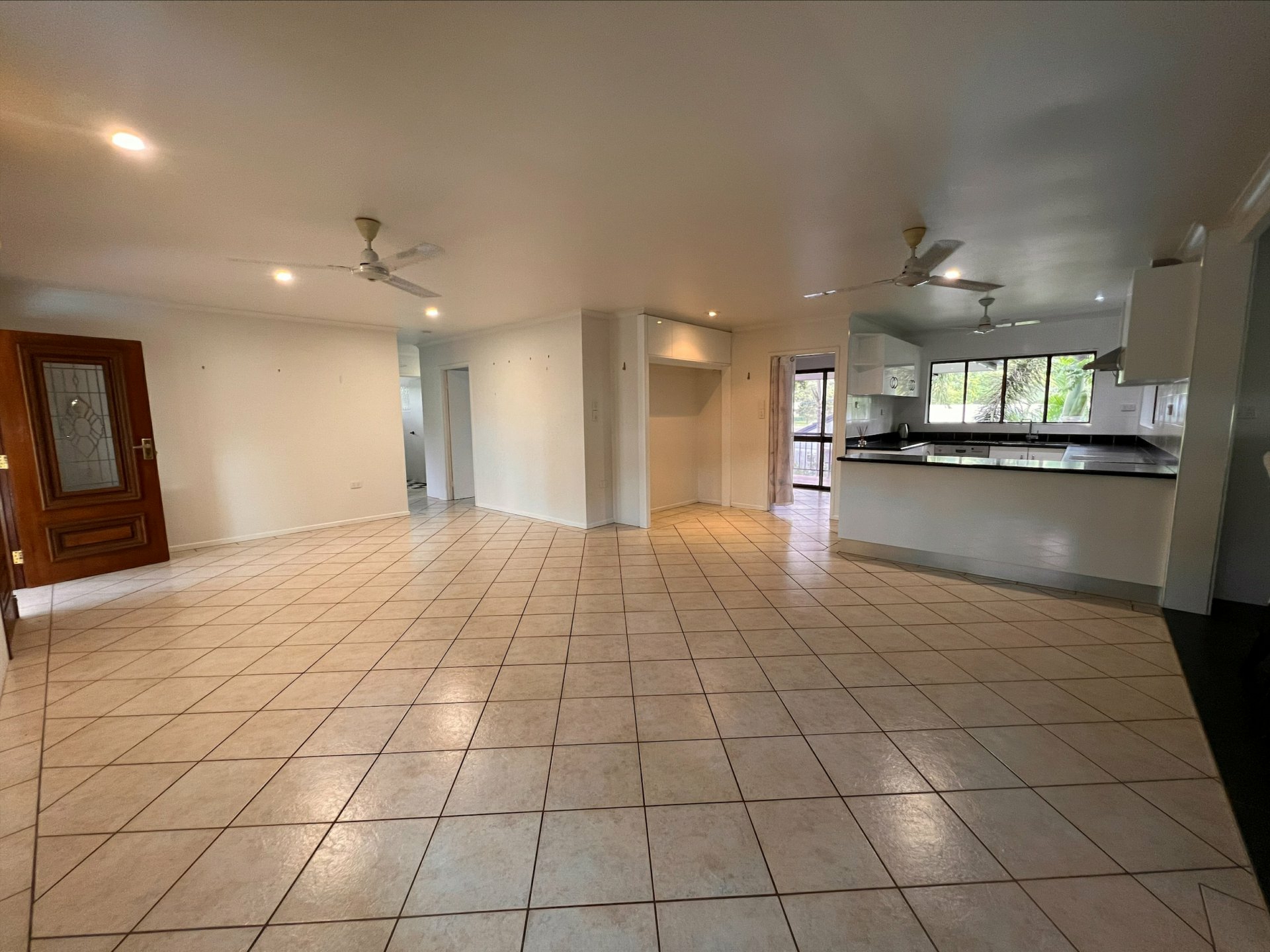 Villa 73A/2-6 Lake Placid Road, CARAVONICA