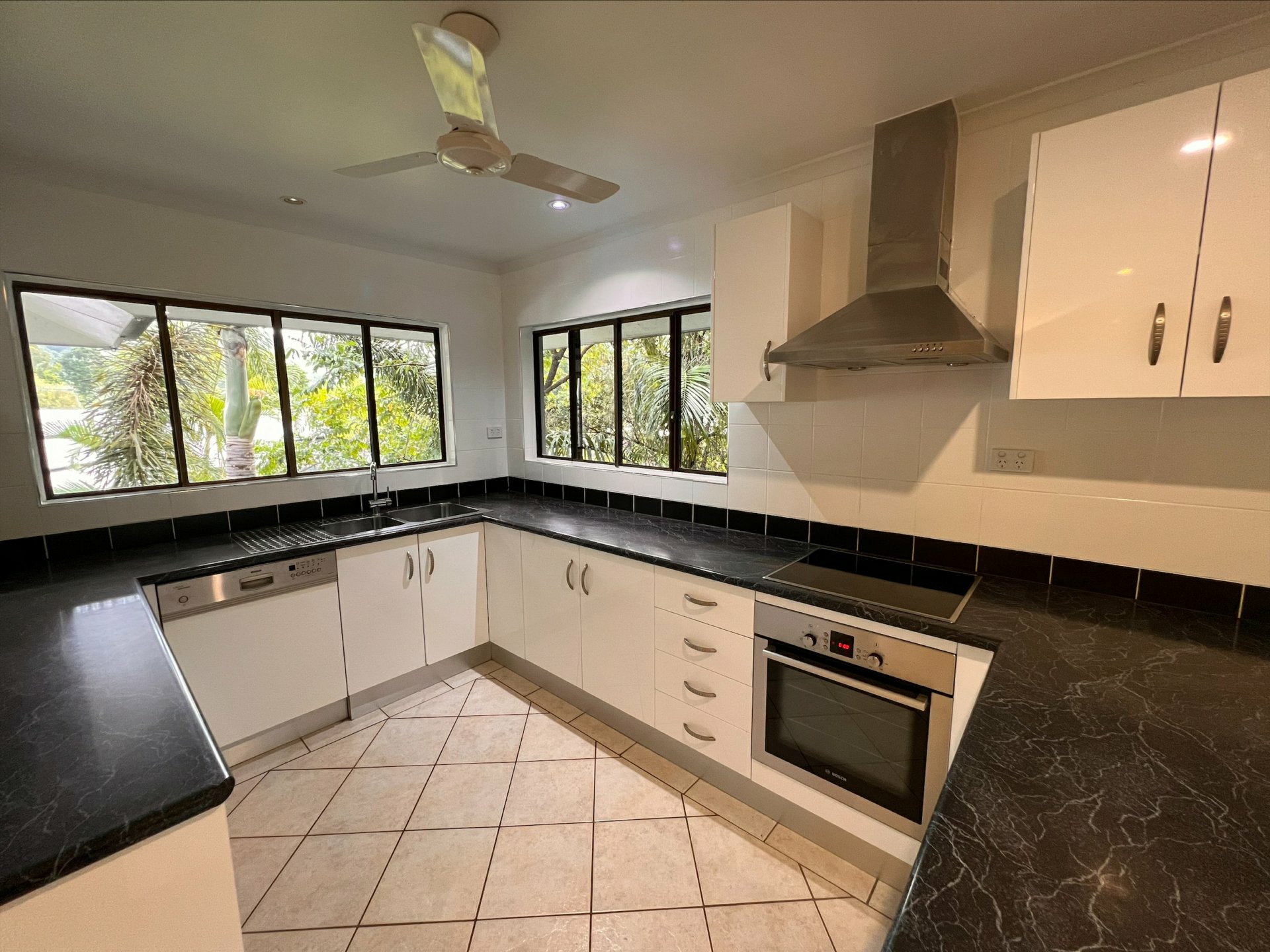 Villa 73A/2-6 Lake Placid Road, CARAVONICA