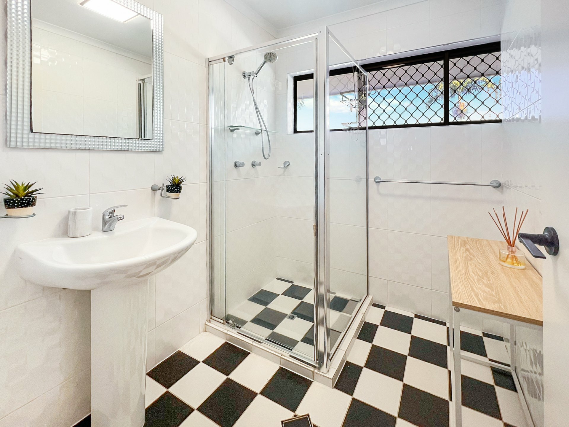 Villa 73A/2-6 Lake Placid Road, CARAVONICA