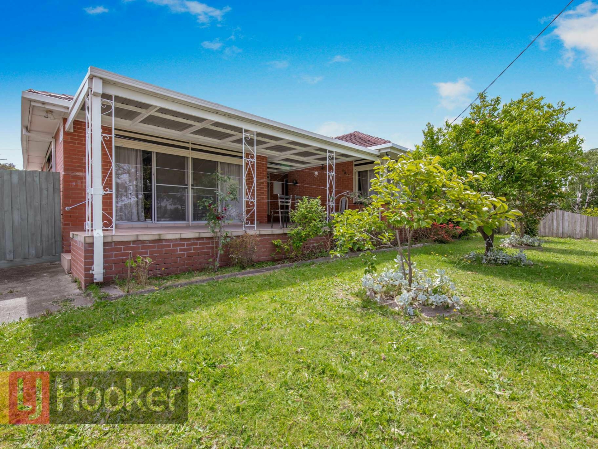 218 RAILWAY PDE — photo 2 of 13