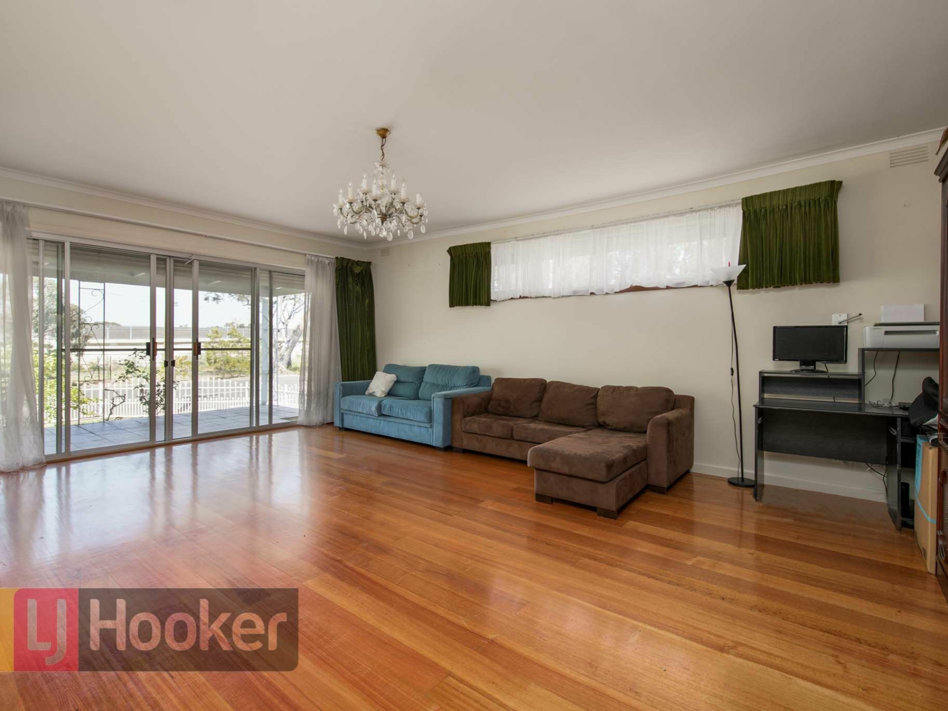 218 RAILWAY PDE — photo 3 of 13