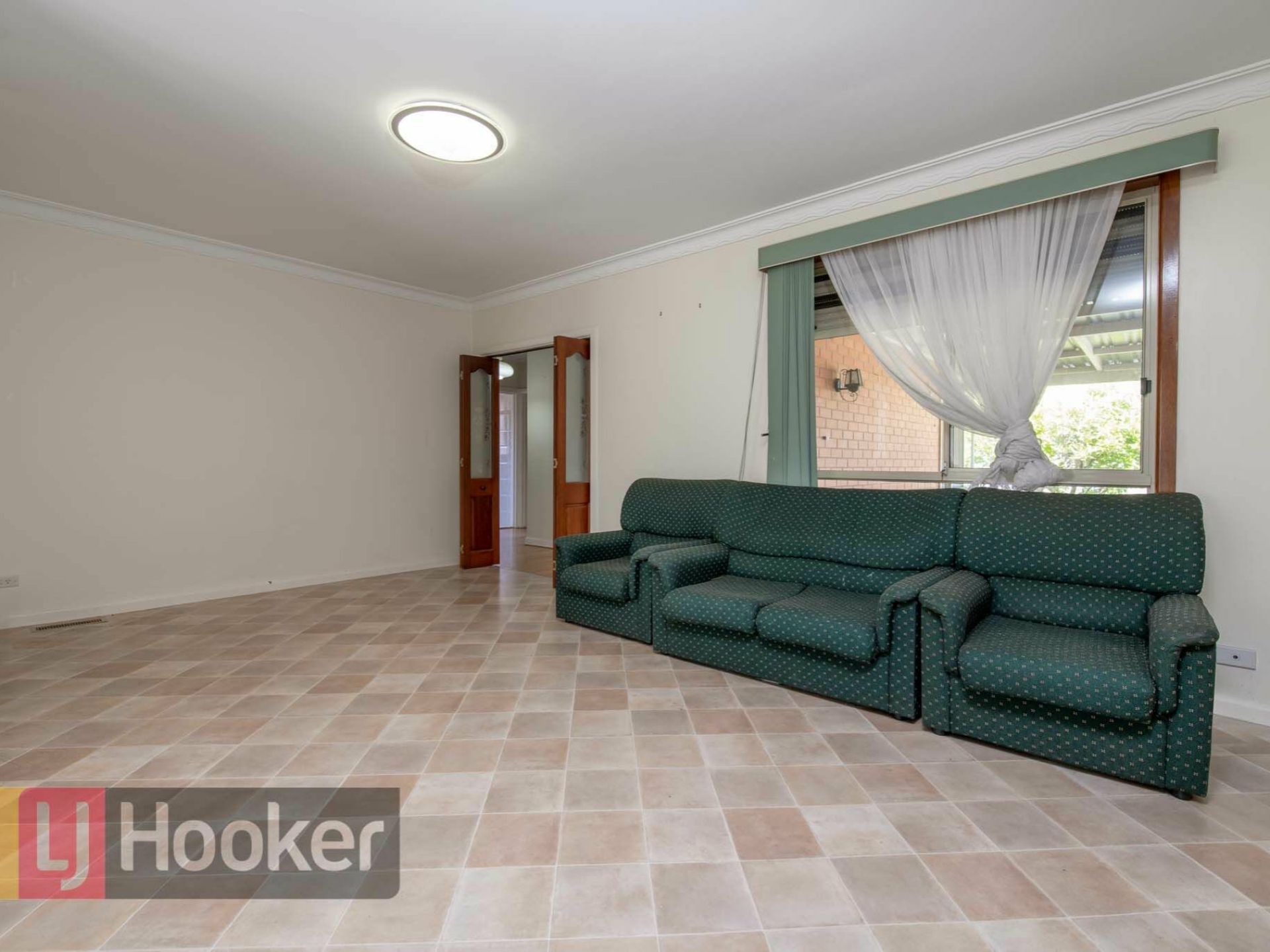 218 RAILWAY PDE — photo 4 of 13
