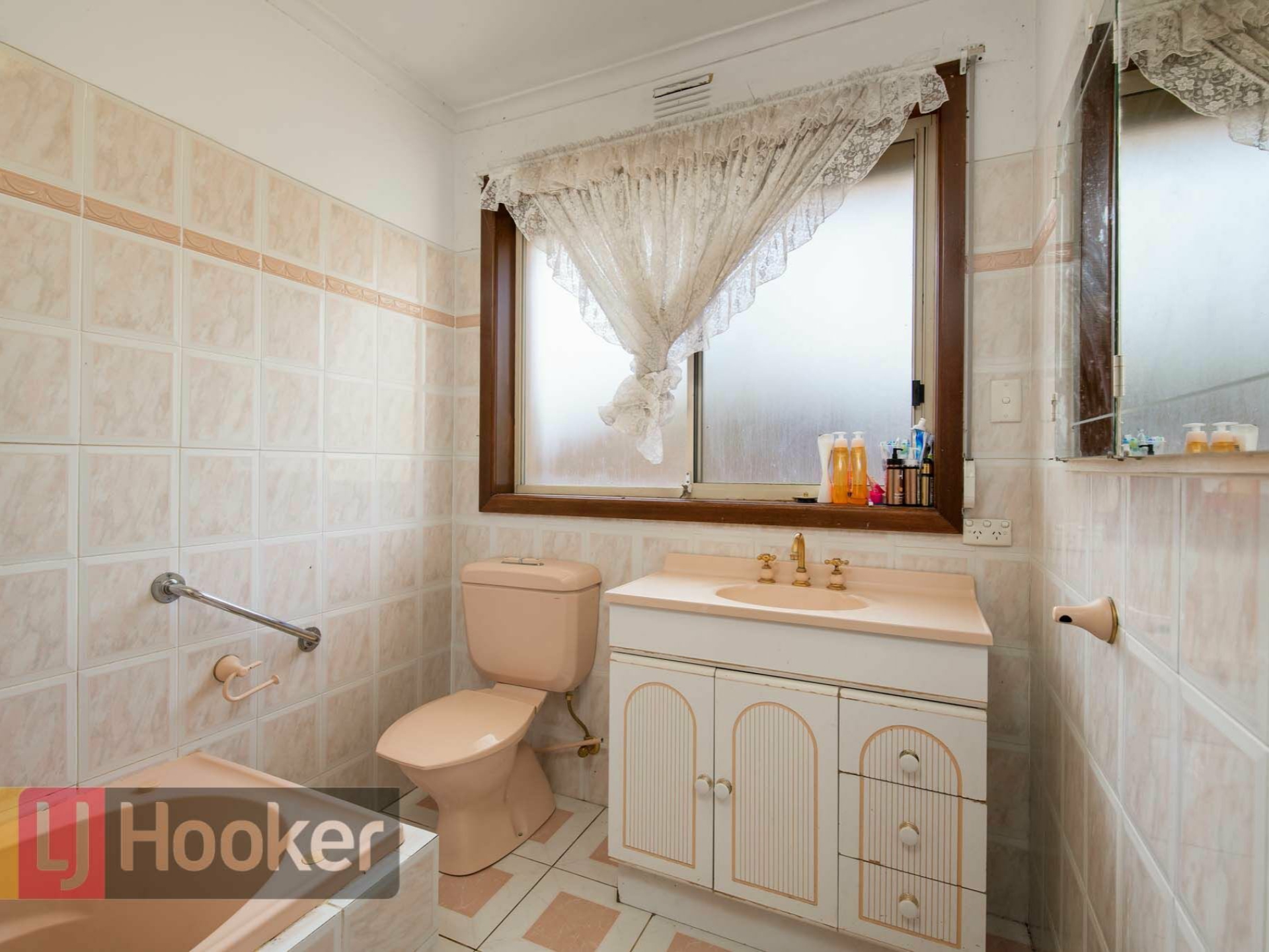 218 RAILWAY PDE — photo 5 of 13