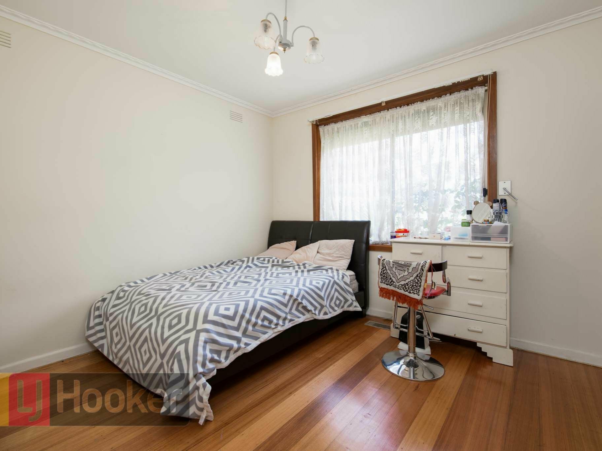 218 RAILWAY PDE — photo 8 of 13