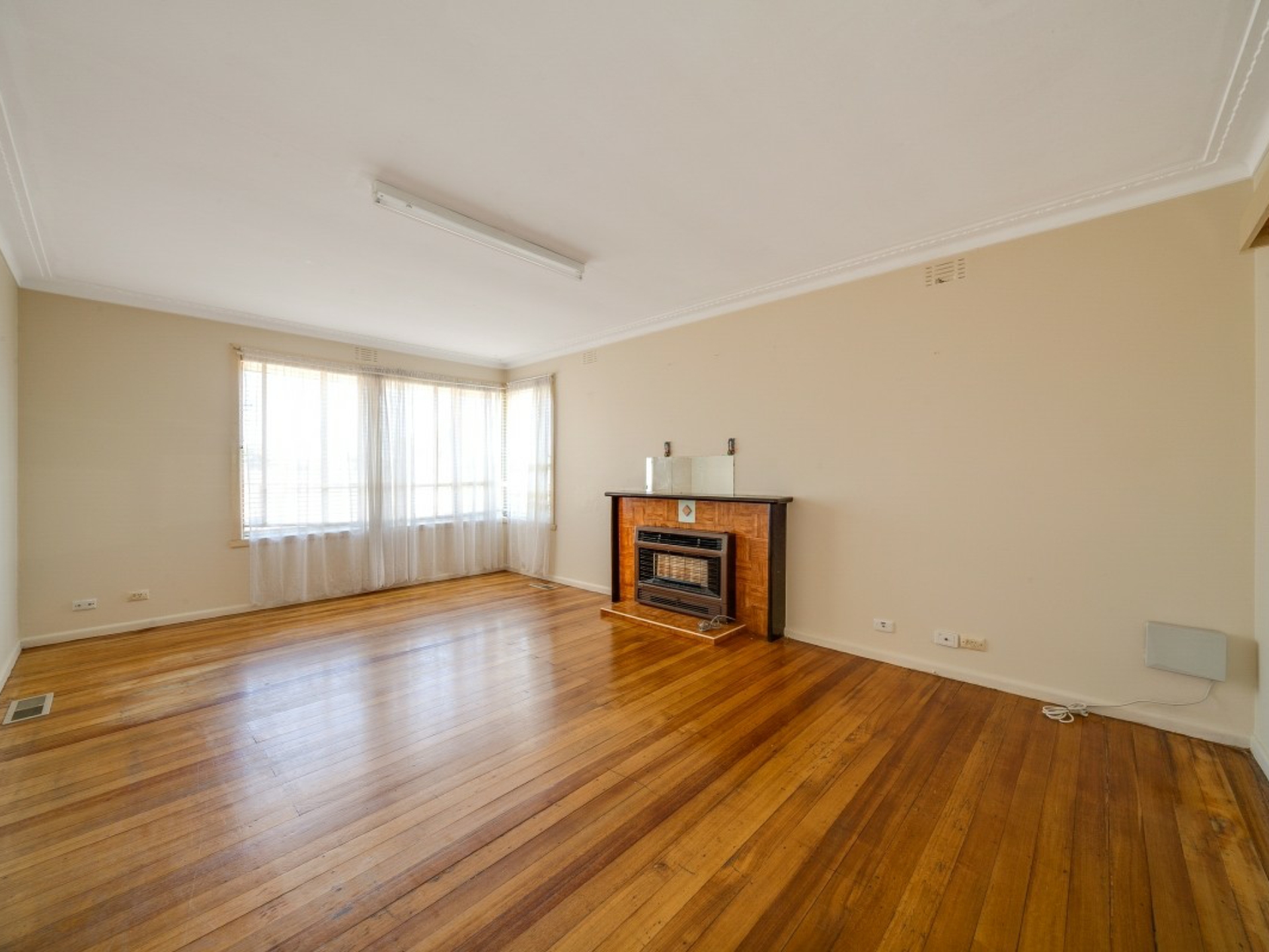 1 KINGSCLERE AVENUE — photo 3 of 14