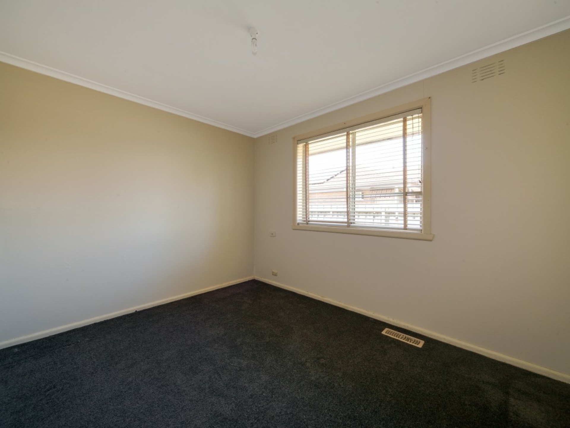 1 KINGSCLERE AVENUE — photo 8 of 14