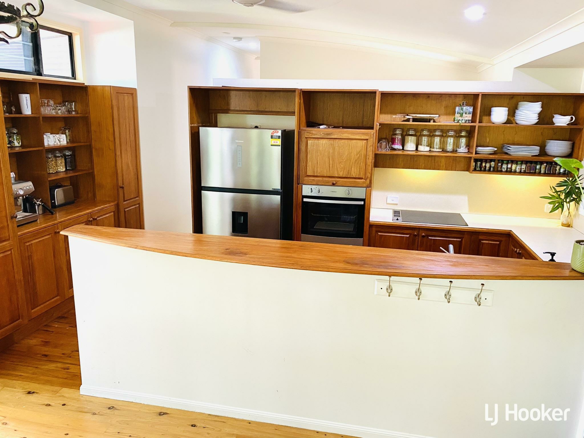 204 Mount Low Parkway, BUSHLAND BEACH