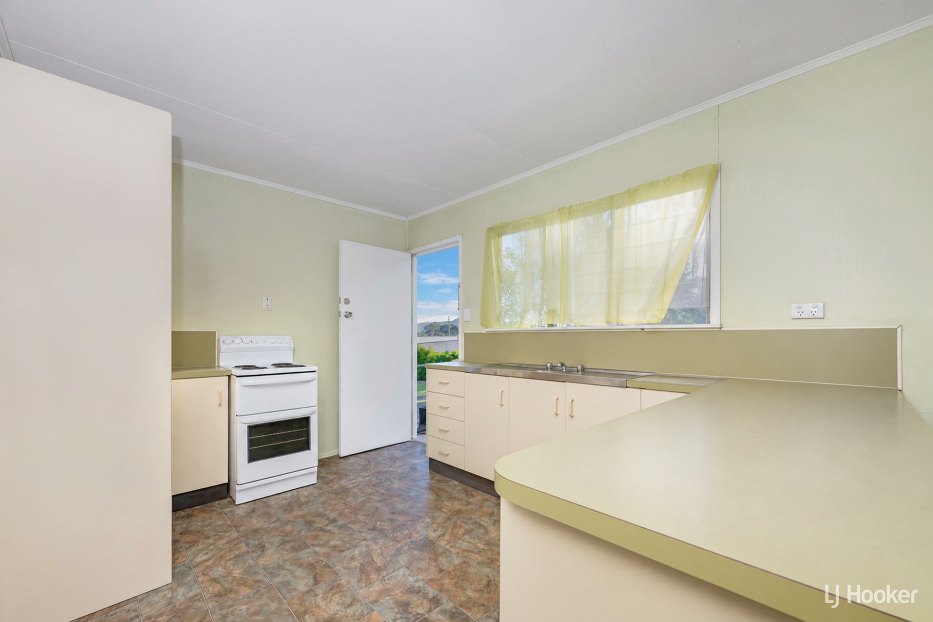 843 Riverway Drive — photo 3 of 12